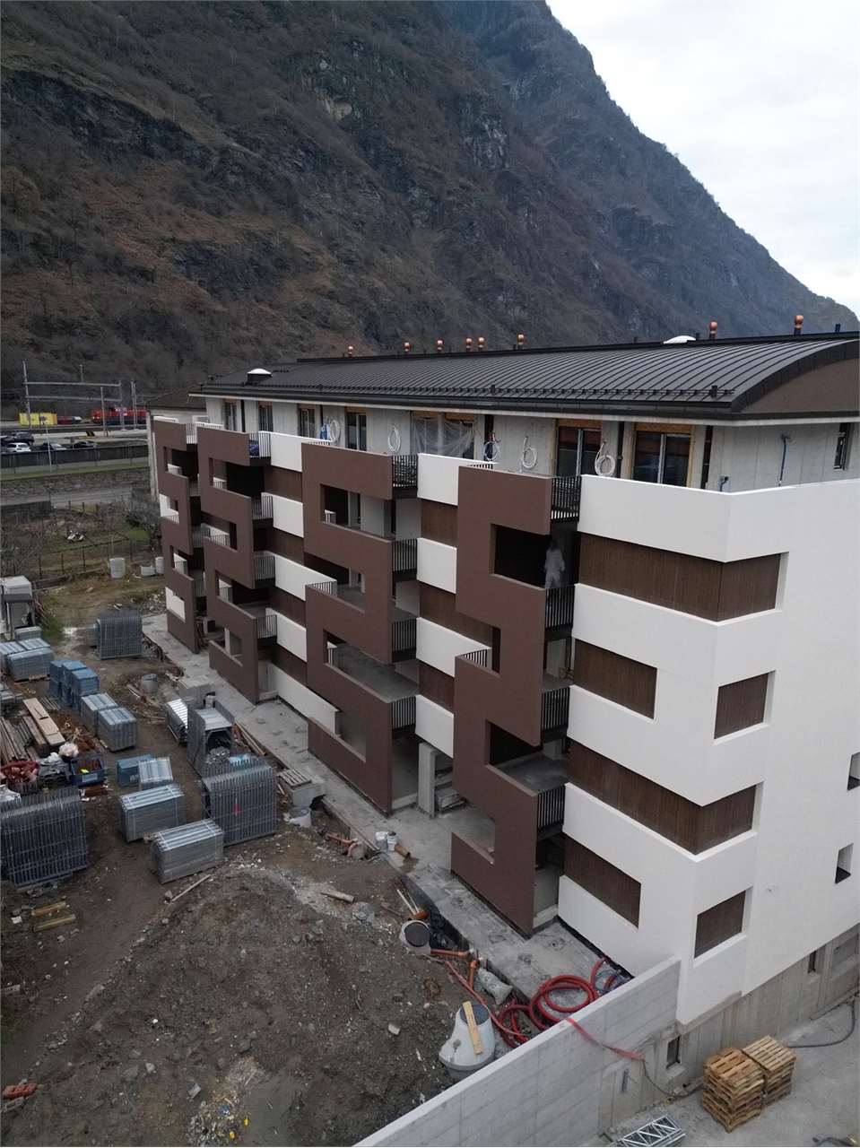 Mehrfamilienhaus mit moderner Fassade am Hang