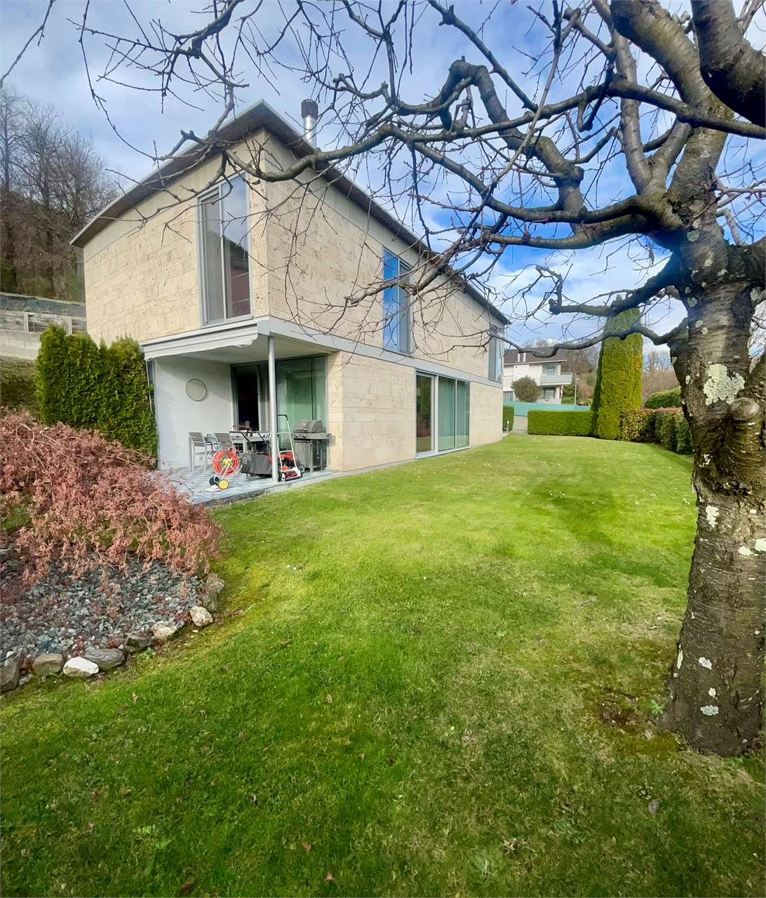 Modernes Einfamilienhaus mit großem Garten
