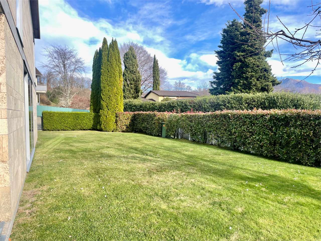 Gartenansicht mit gepflegter Rasenfläche