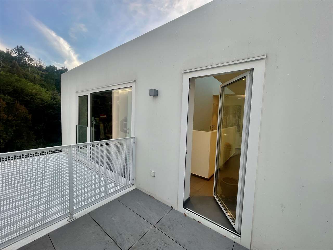 Moderne Dachterrasse mit weißer Fassade