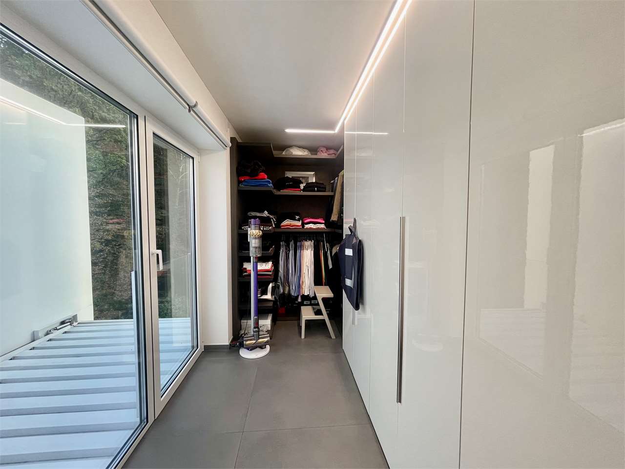 Ankleide mit Glasfront und Einbauschrank