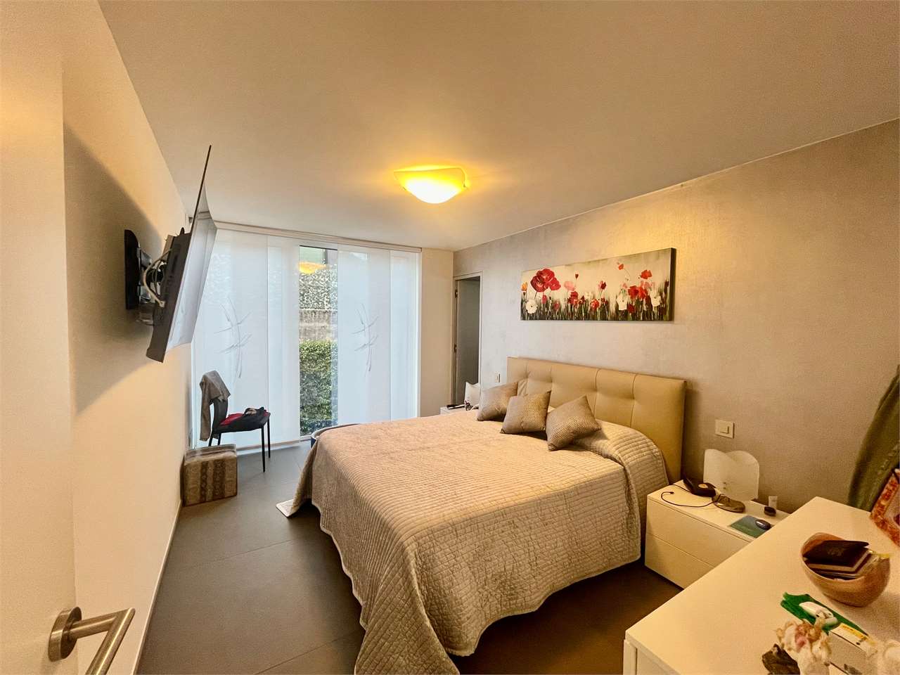 Modernes Schlafzimmer mit Bett und TV