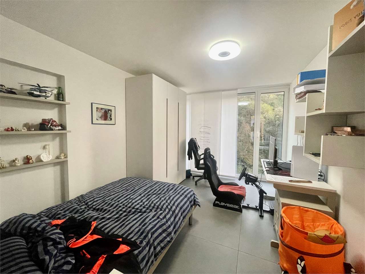Schlafzimmer mit Schreibtischecke