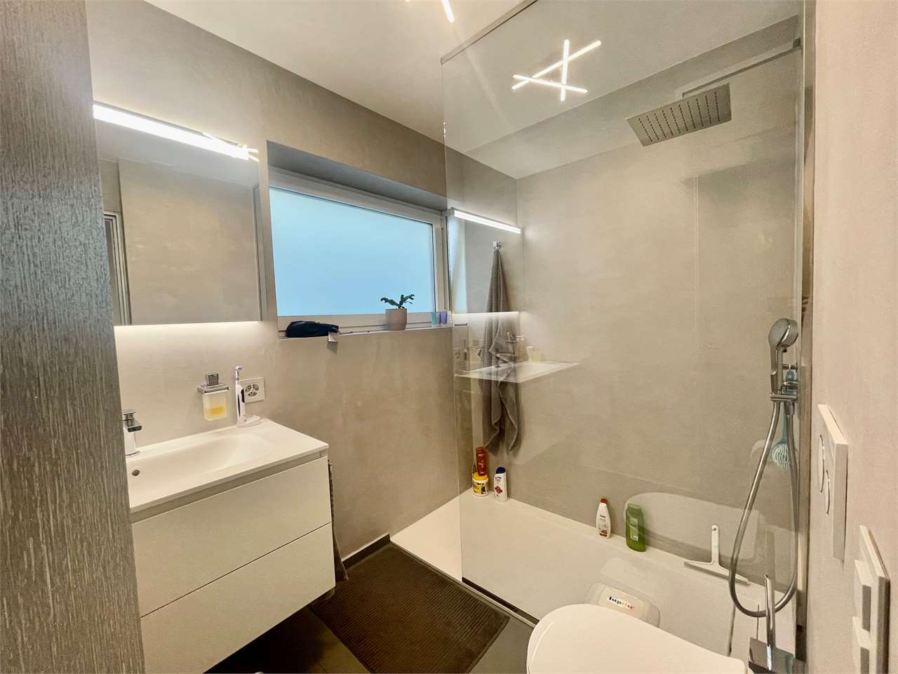 Modernes Badezimmer mit Walk-in-Dusche
