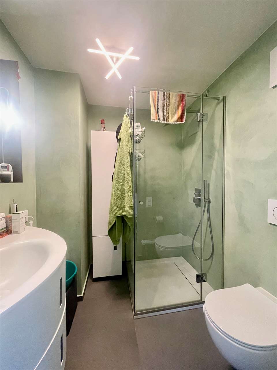 Modernes kleines Badezimmer mit Glasdusche