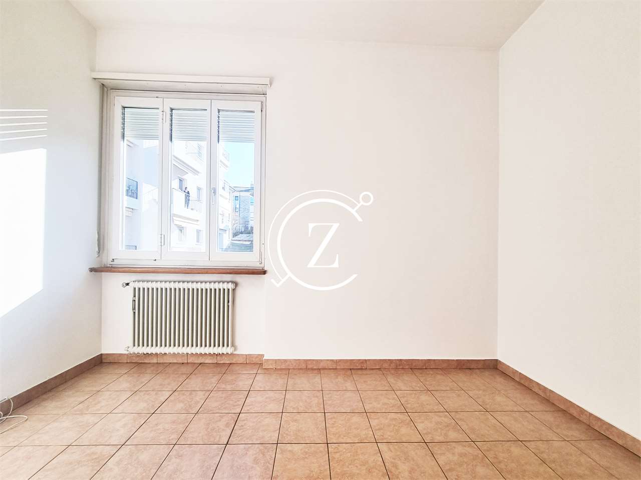 Heller leerer Raum mit Fenster und Heizkörper