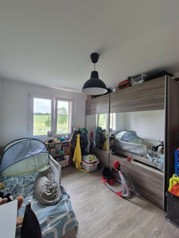 Kinderzimmer mit Balkonblick
