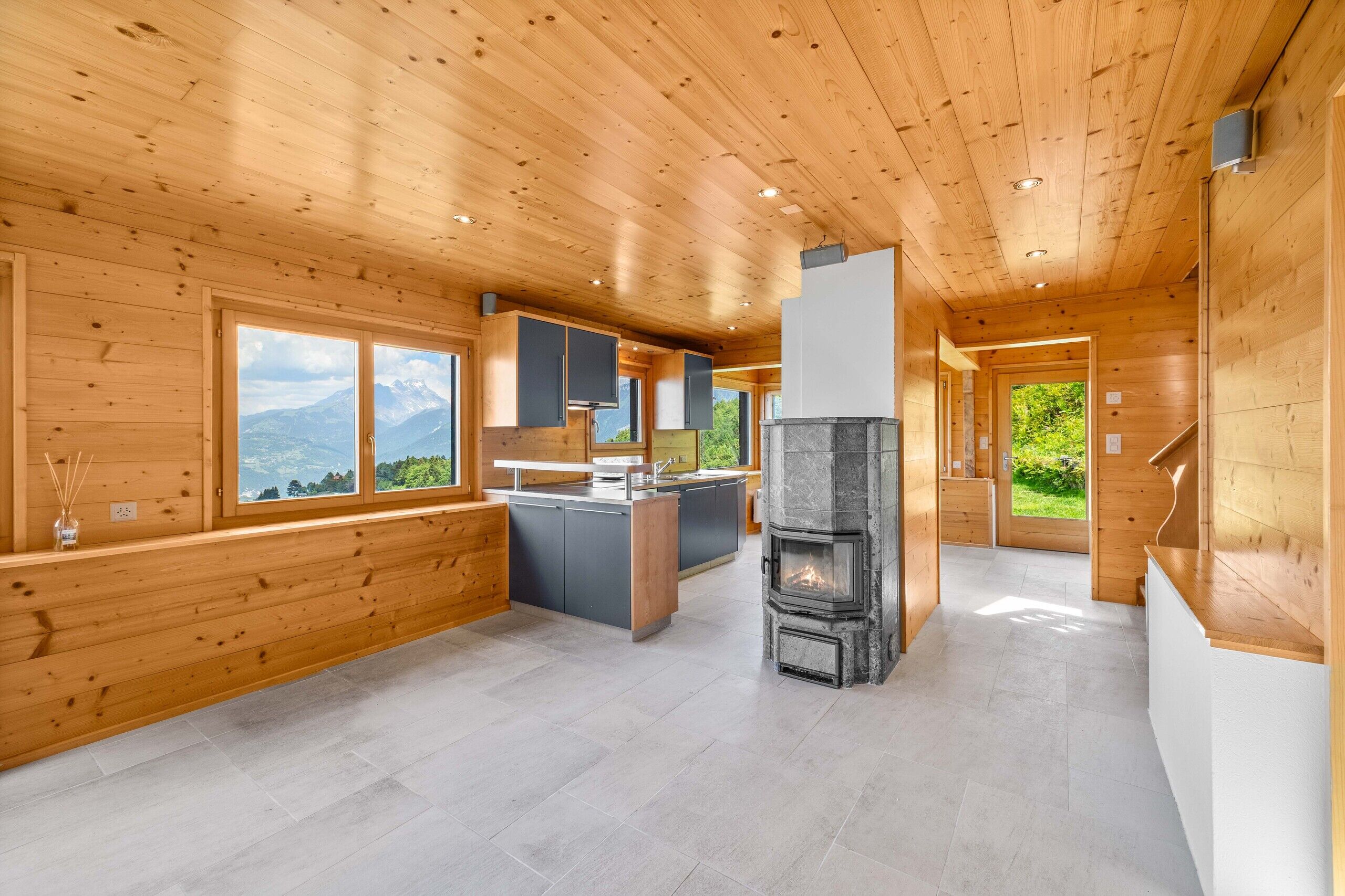 Heller Wohnbereich mit Holzverkleidung und Kamin