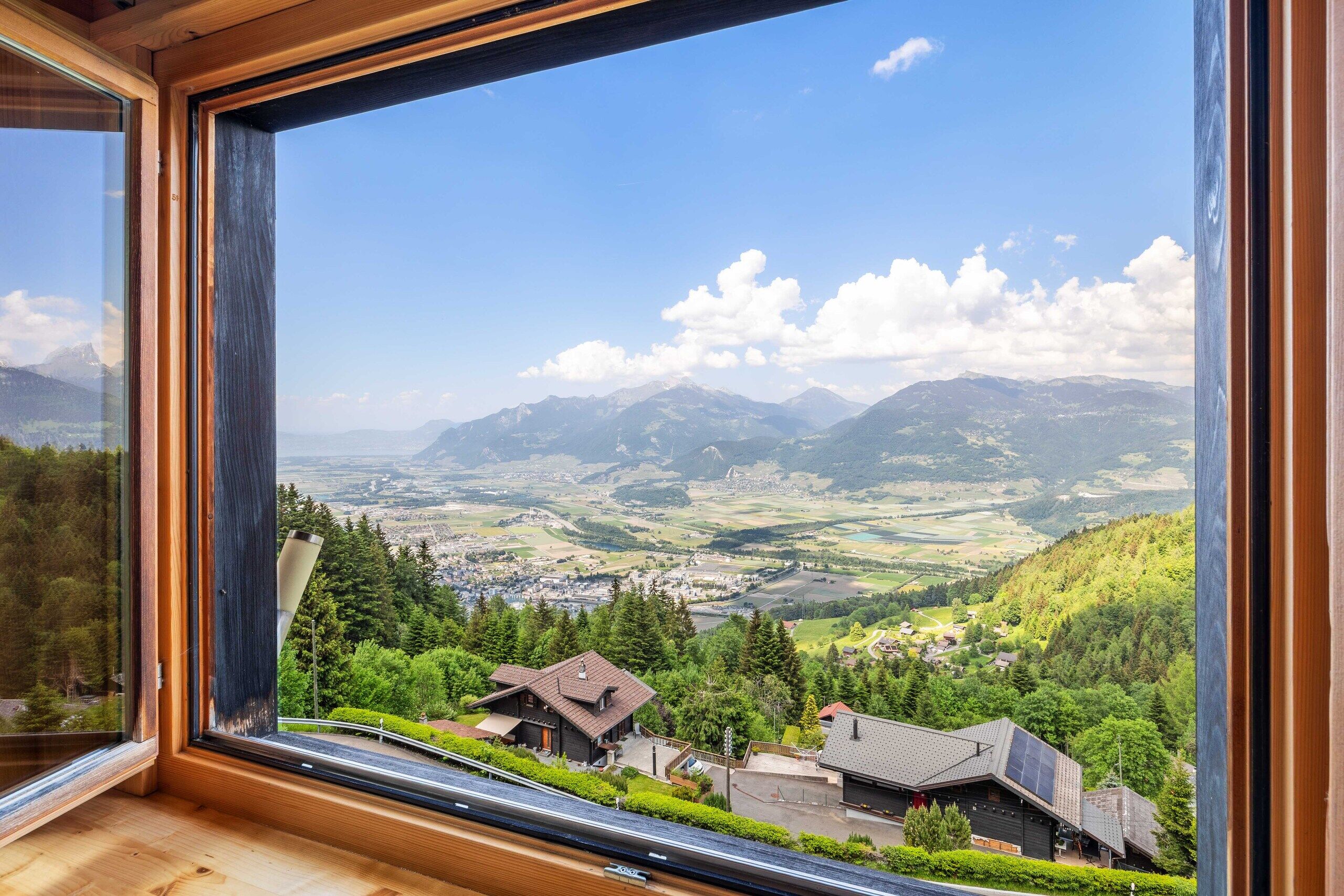 Panoramablick aus einem Holzfenster