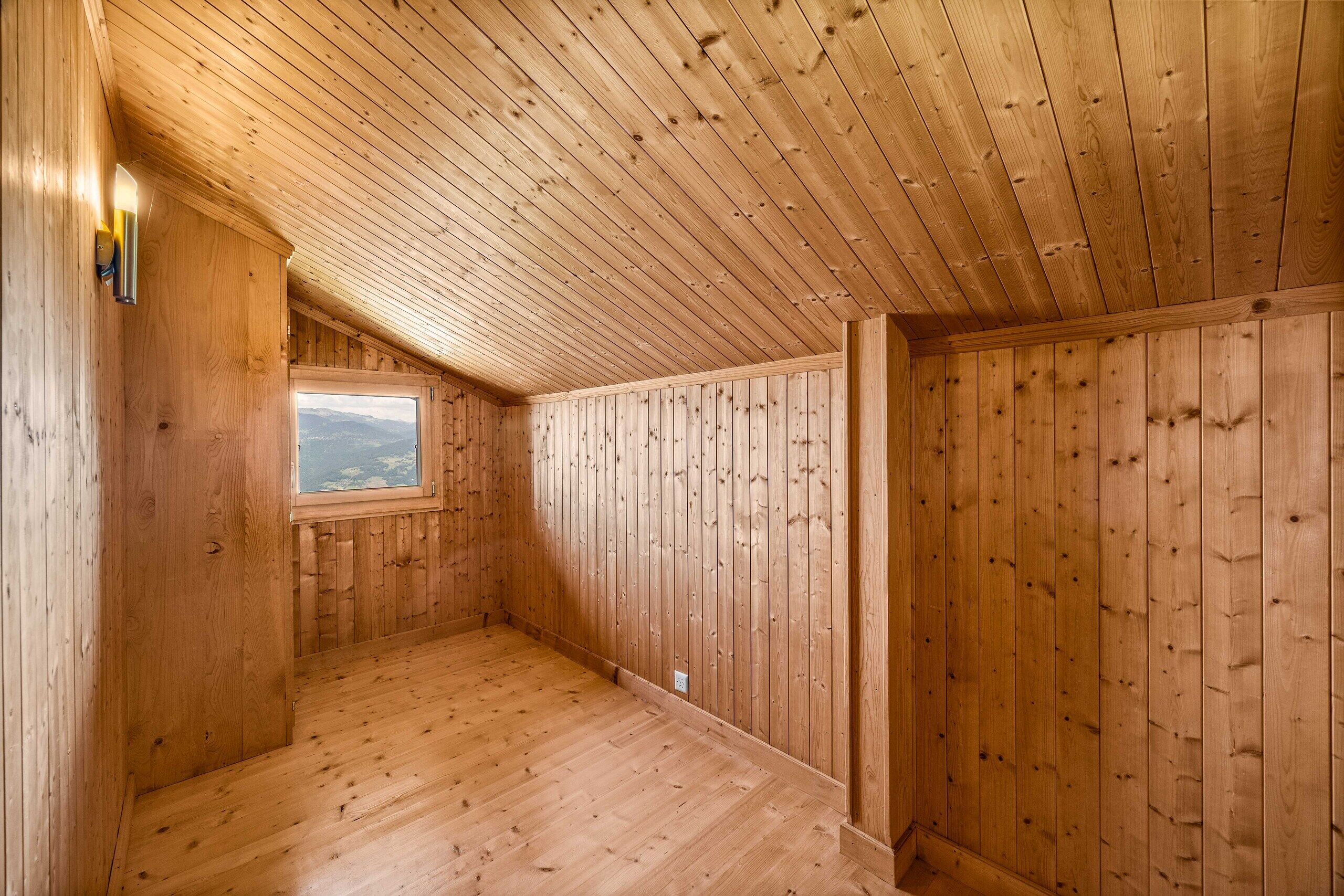 Holzvertäfelter Dachraum mit Bergblick