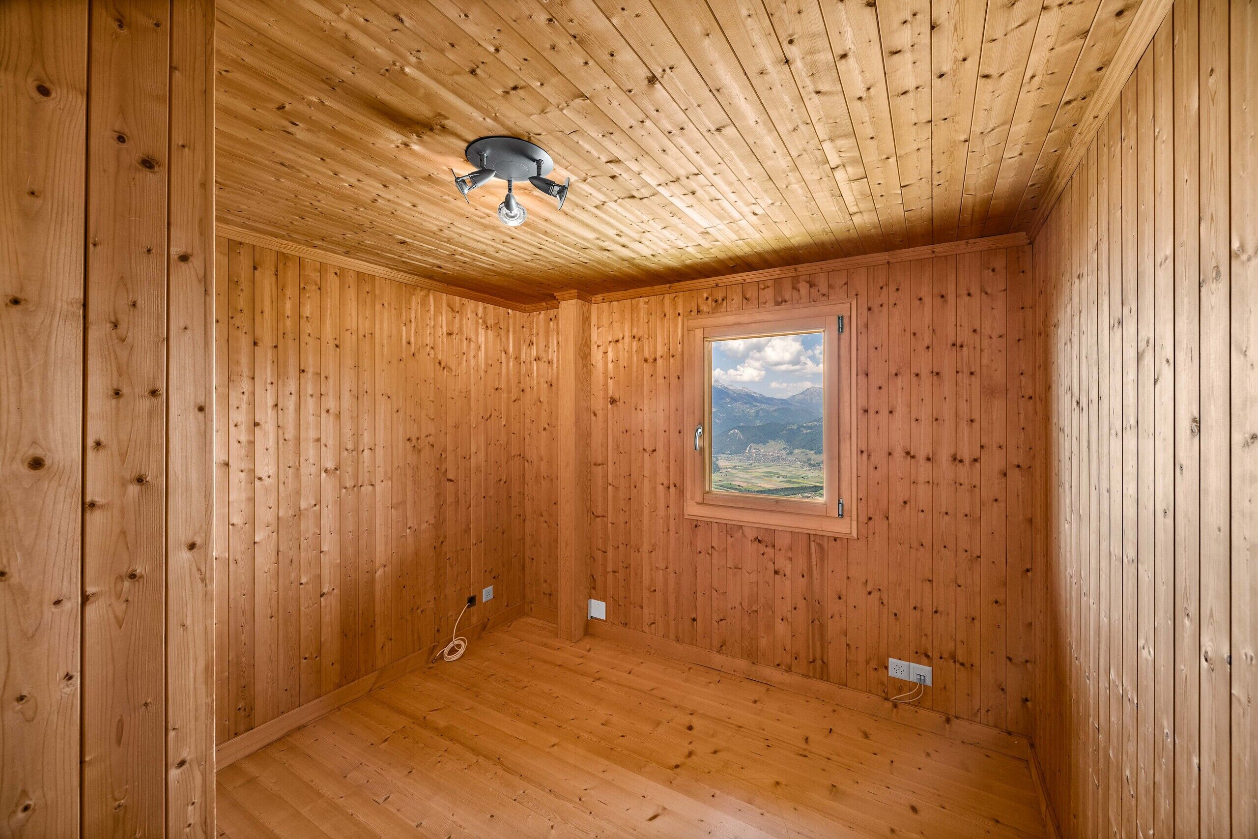 Holzvertäfelter leerer Raum mit Bergblick