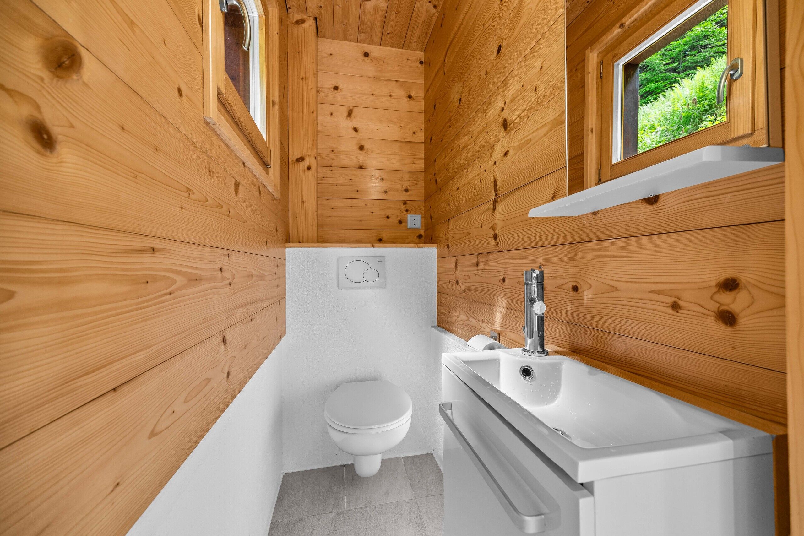 Kleines Holzbad mit WC und Waschbecken