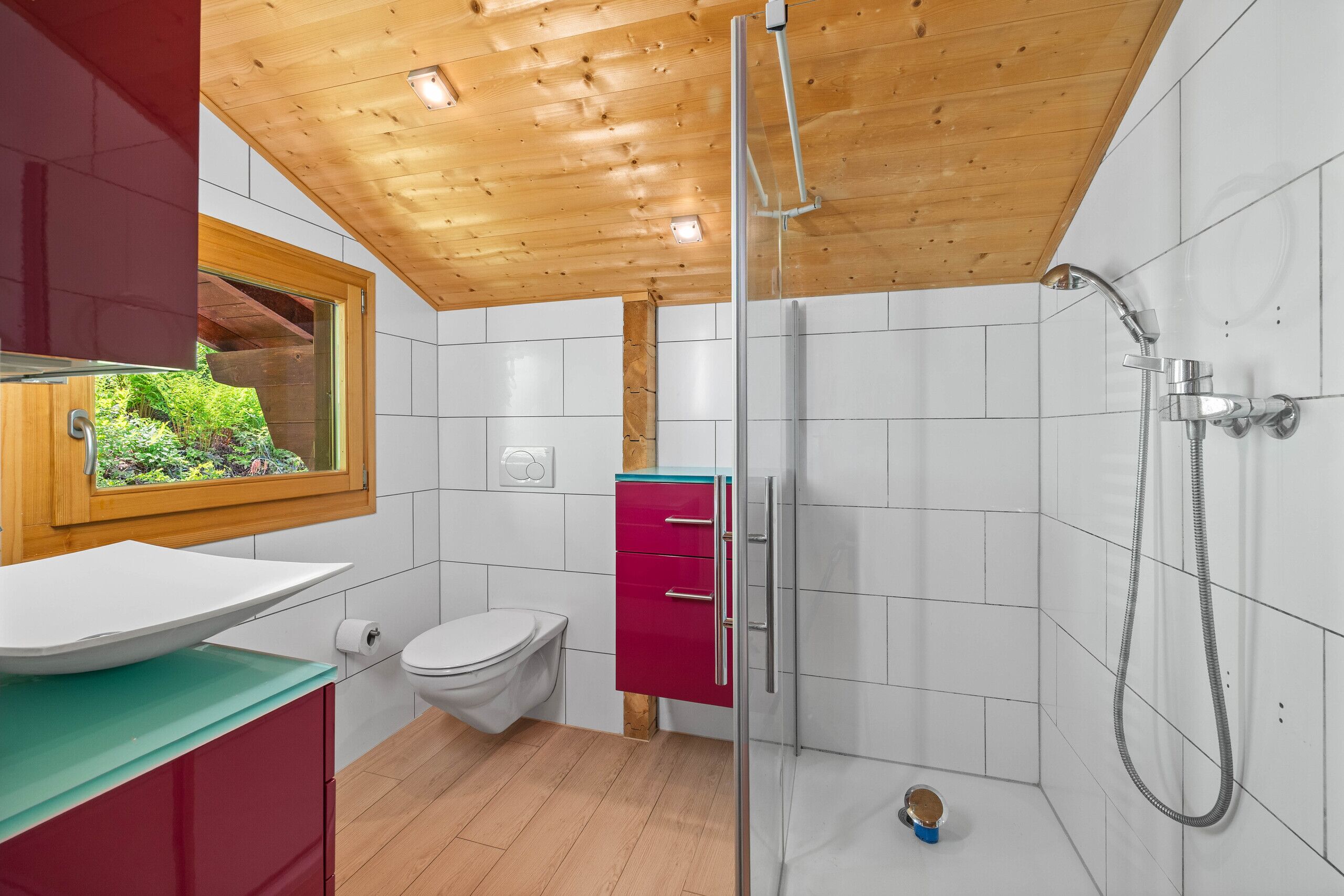 Modernes Badezimmer mit Dusche und WC