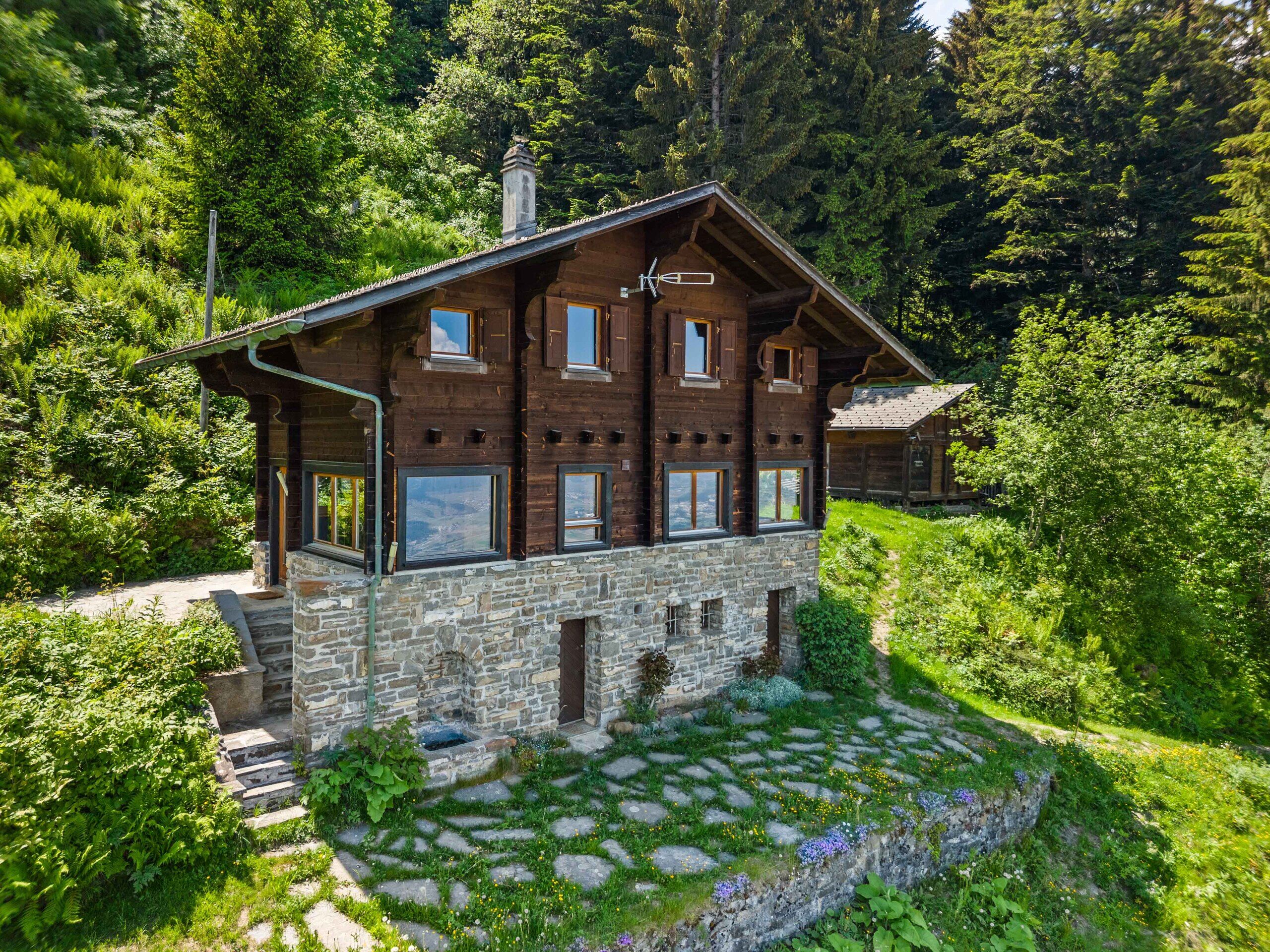 Alpines Holzhaus im Grünen