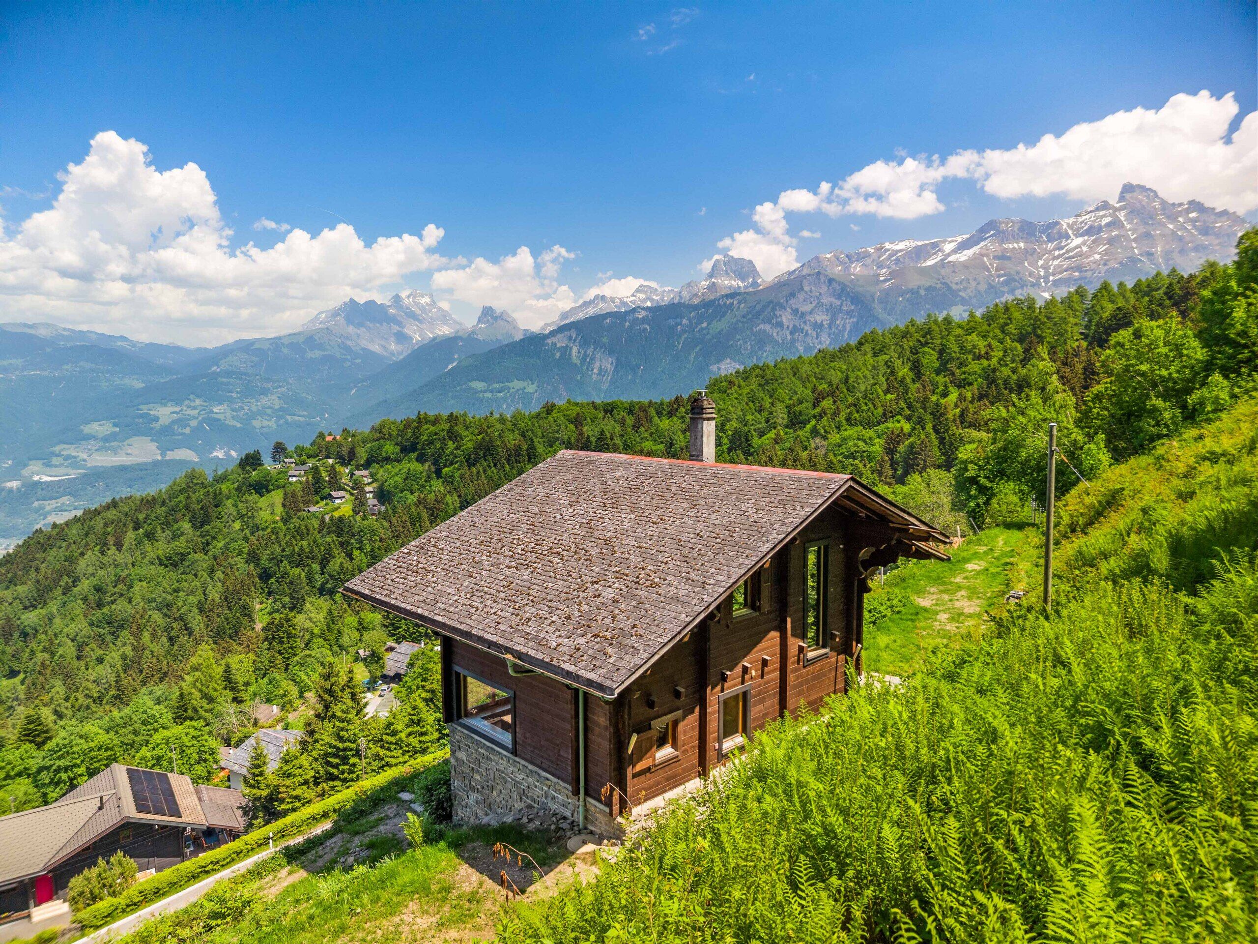 Bergchalet mit Alpenpanorama