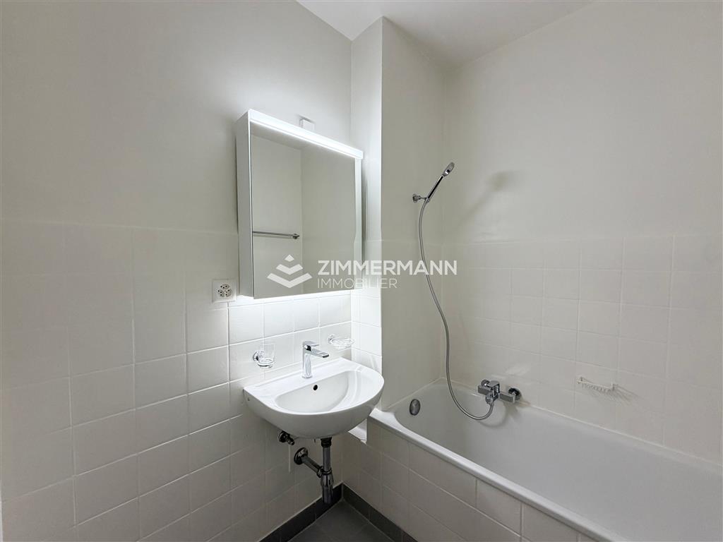 Badezimmer mit Badewanne und Waschtisch