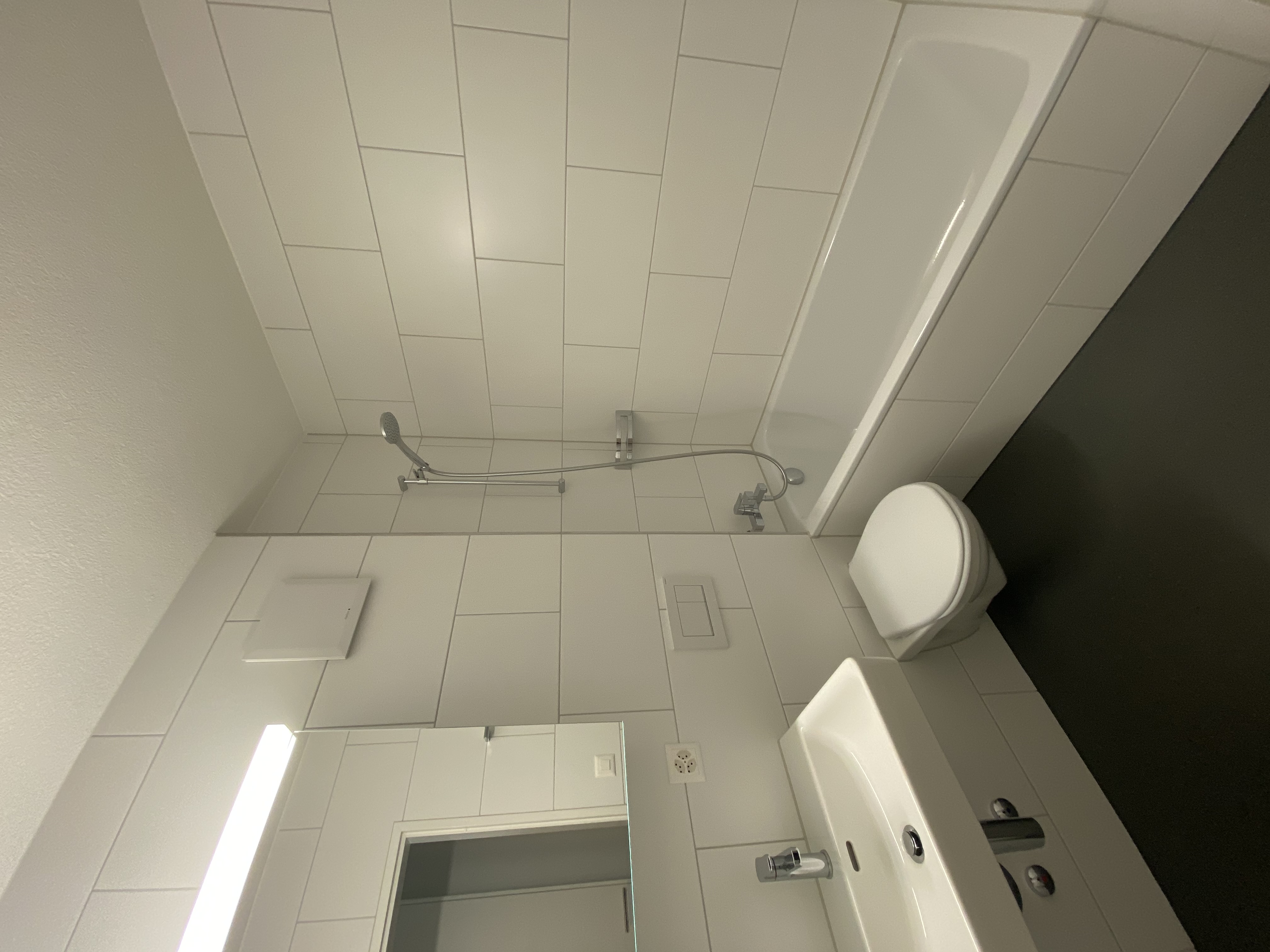 Modernes Badezimmer mit Wanne, WC und Waschbecken