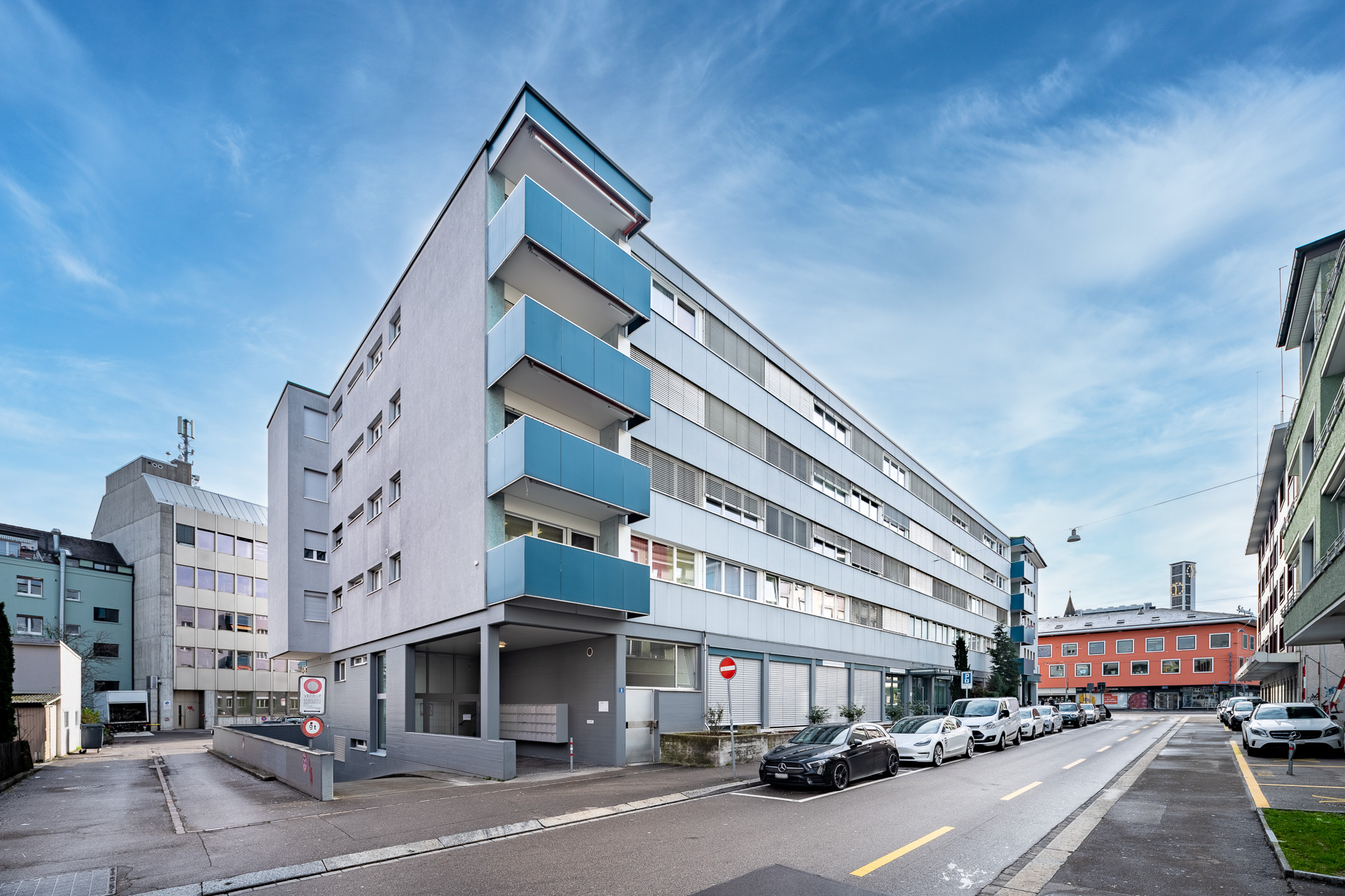 Moderne Wohnbebauung an einer städtischen Straße