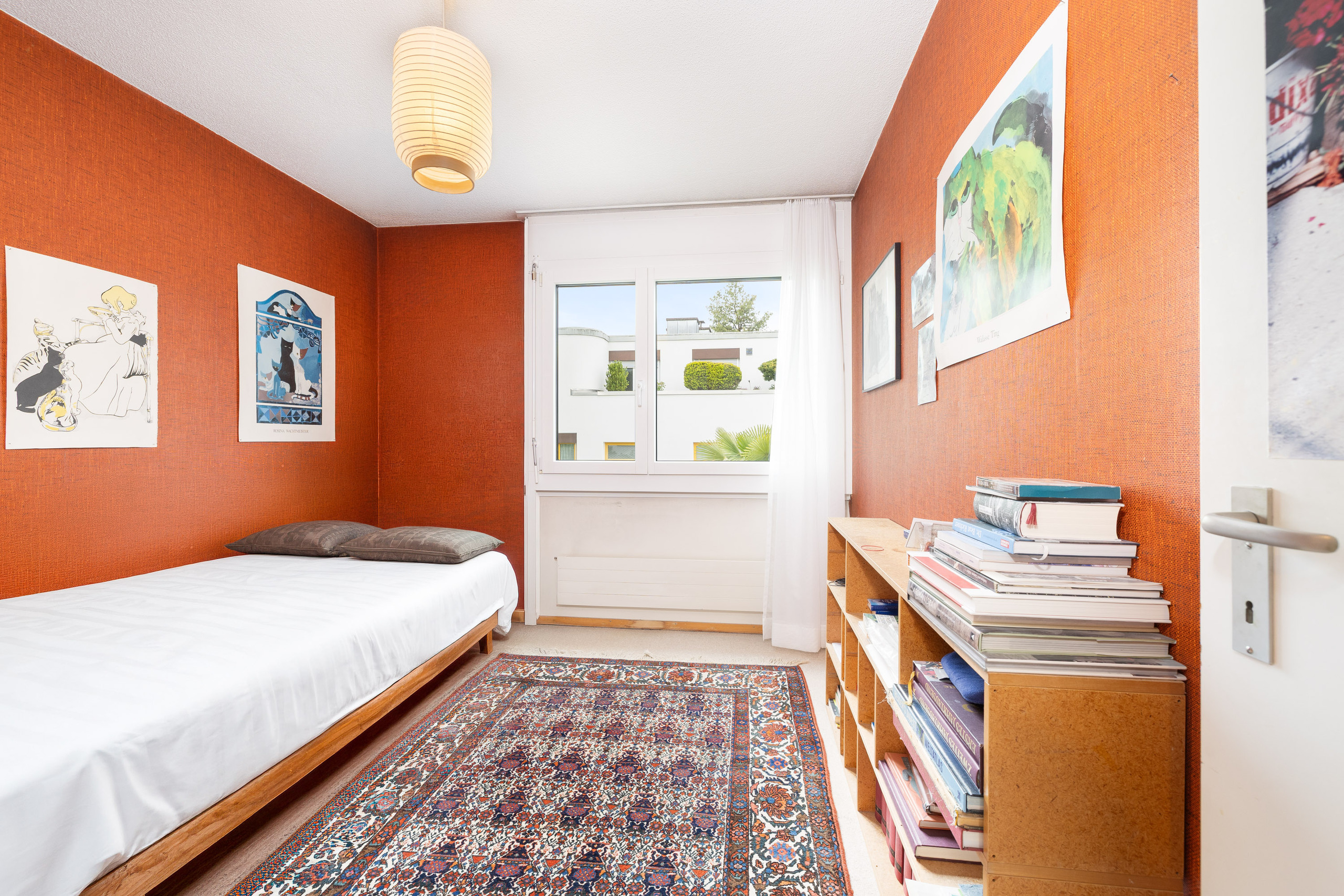 Helles Schlafzimmer mit orangefarbenen Wänden