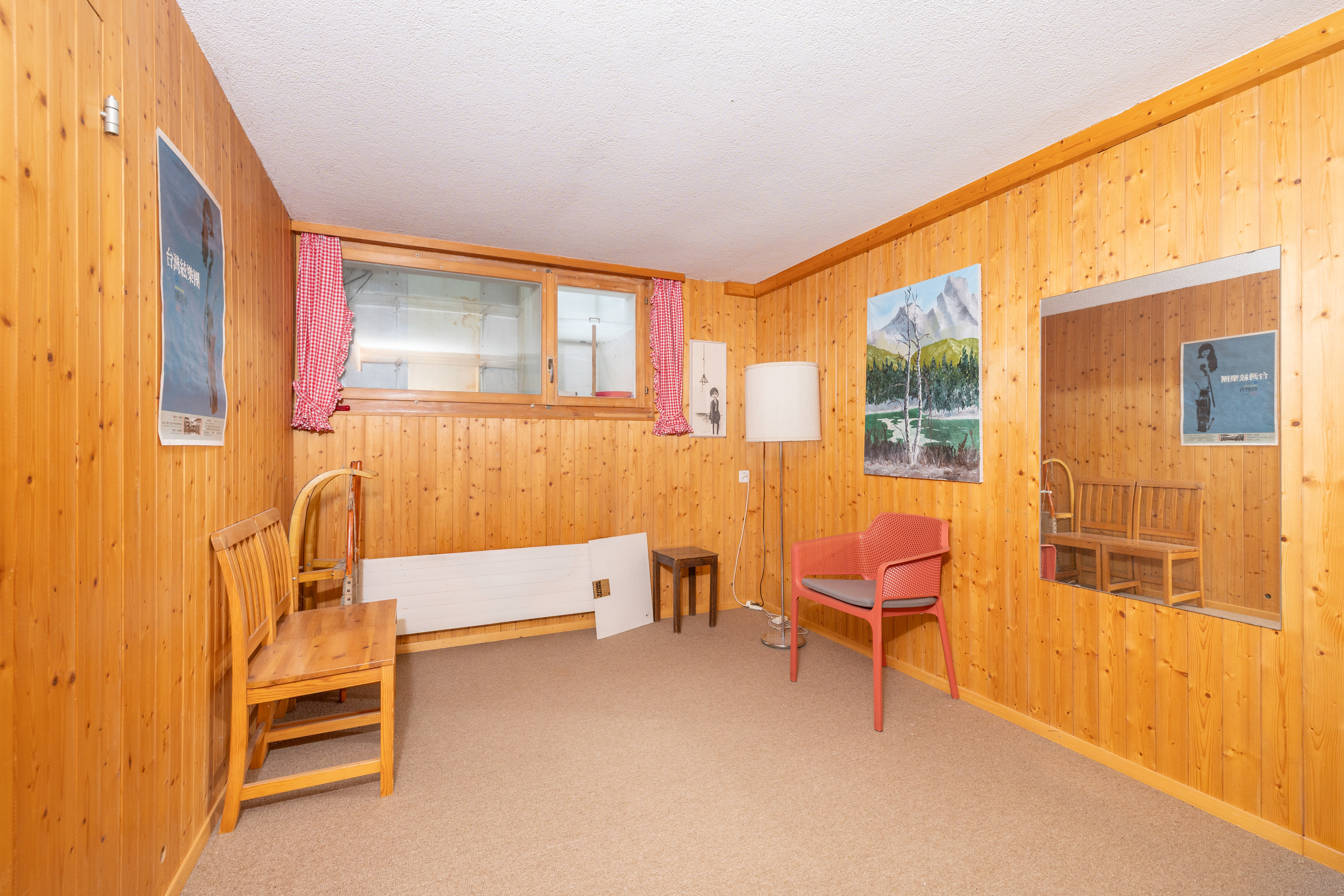 Holzvertäuntes Zimmer mit Staging-Möbeln