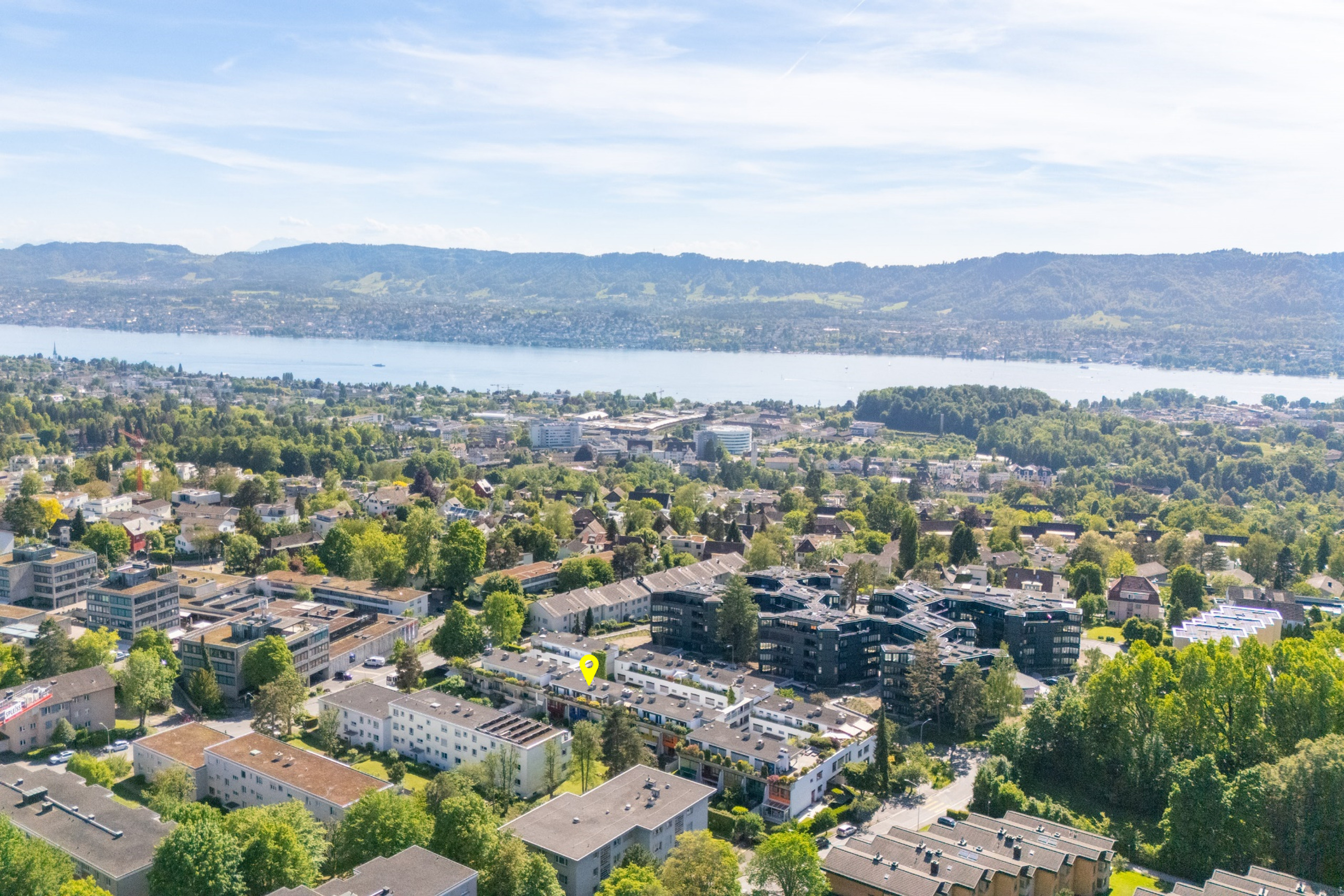 Panoramablick über Stadt, See und Berge