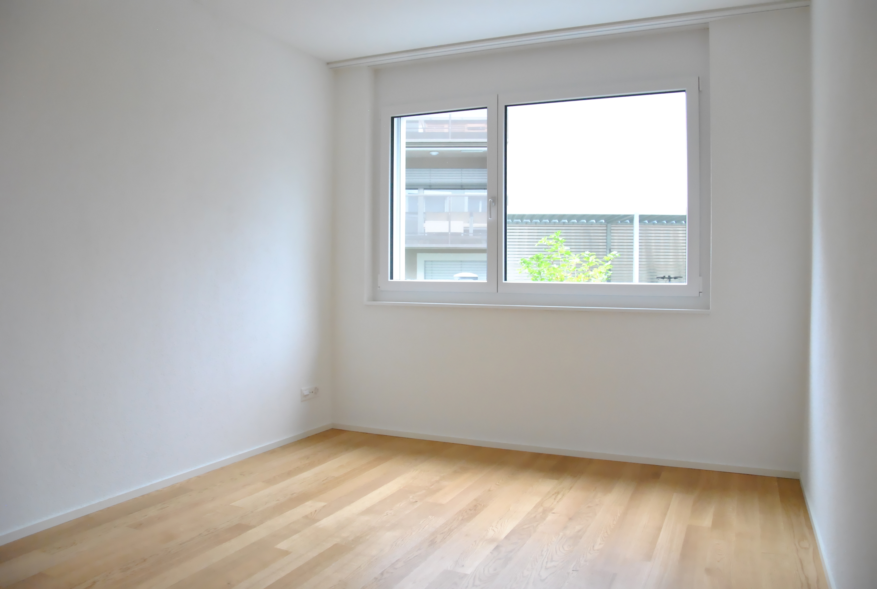 Heller leerer Raum mit Fenster