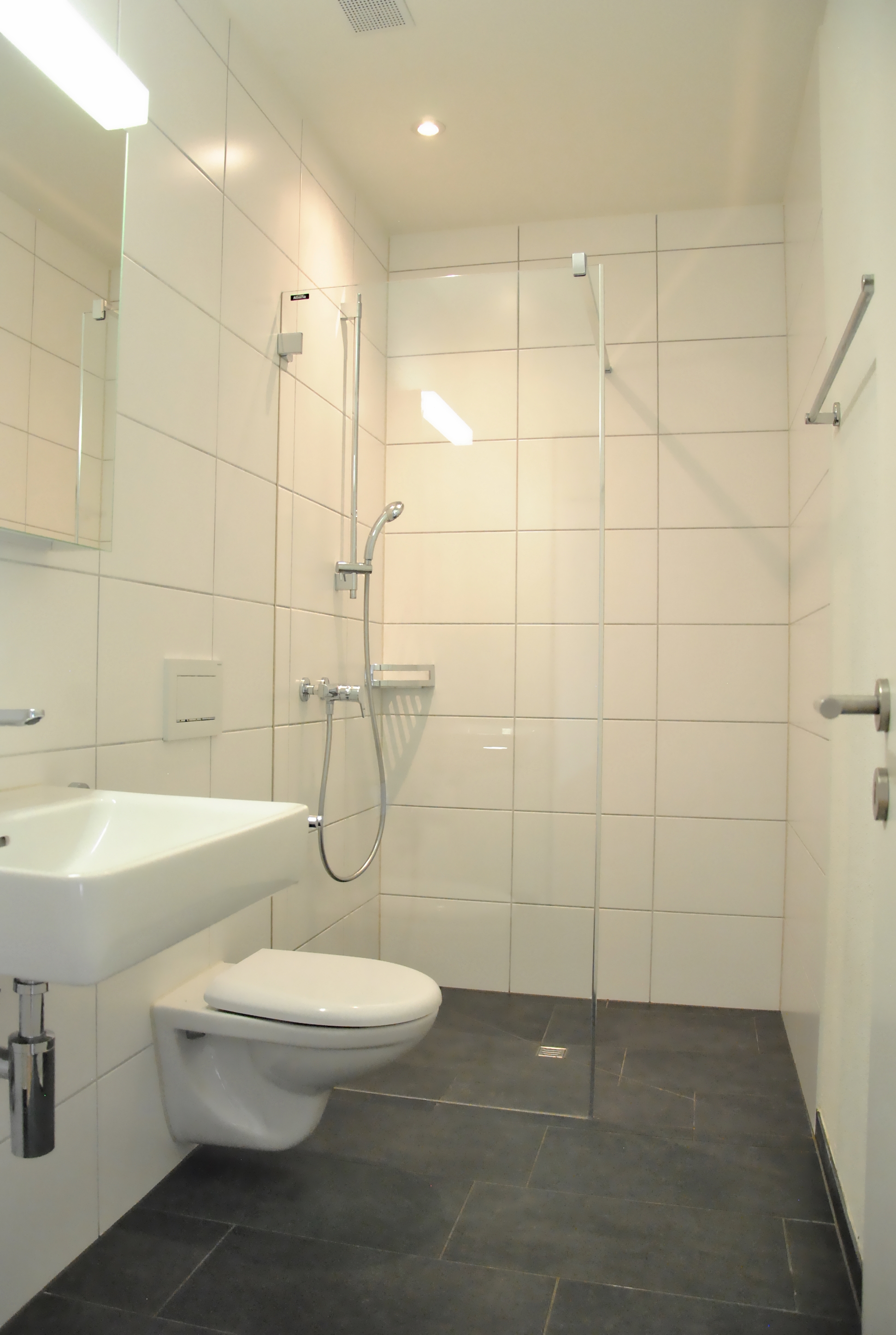 Modernes Badezimmer mit bodengleicher Dusche