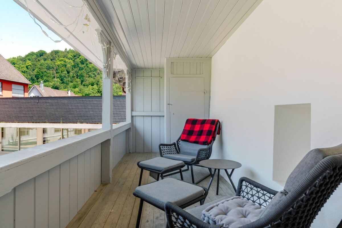 Überdachter Balkon mit Sitzgruppe