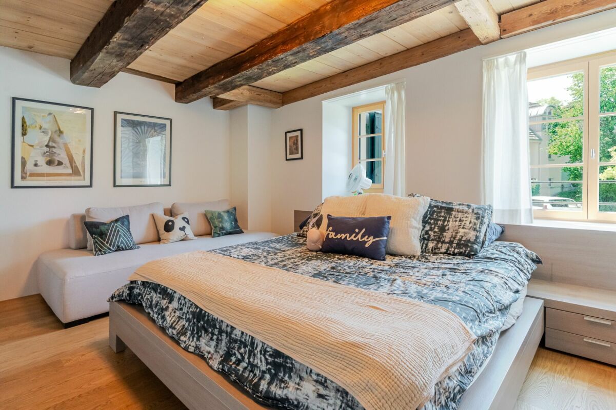 Gemütliches Schlafzimmer mit sichtbaren Holzbalken
