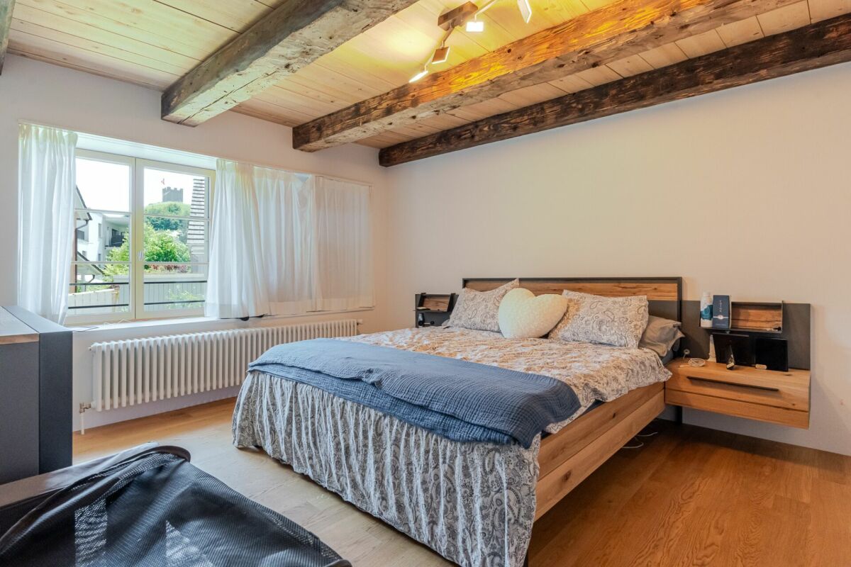 Gemütliches Schlafzimmer mit sichtbaren Holzbalken
