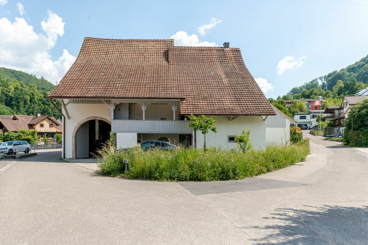 Außenansicht eines Landhauses an einer Straßenecke