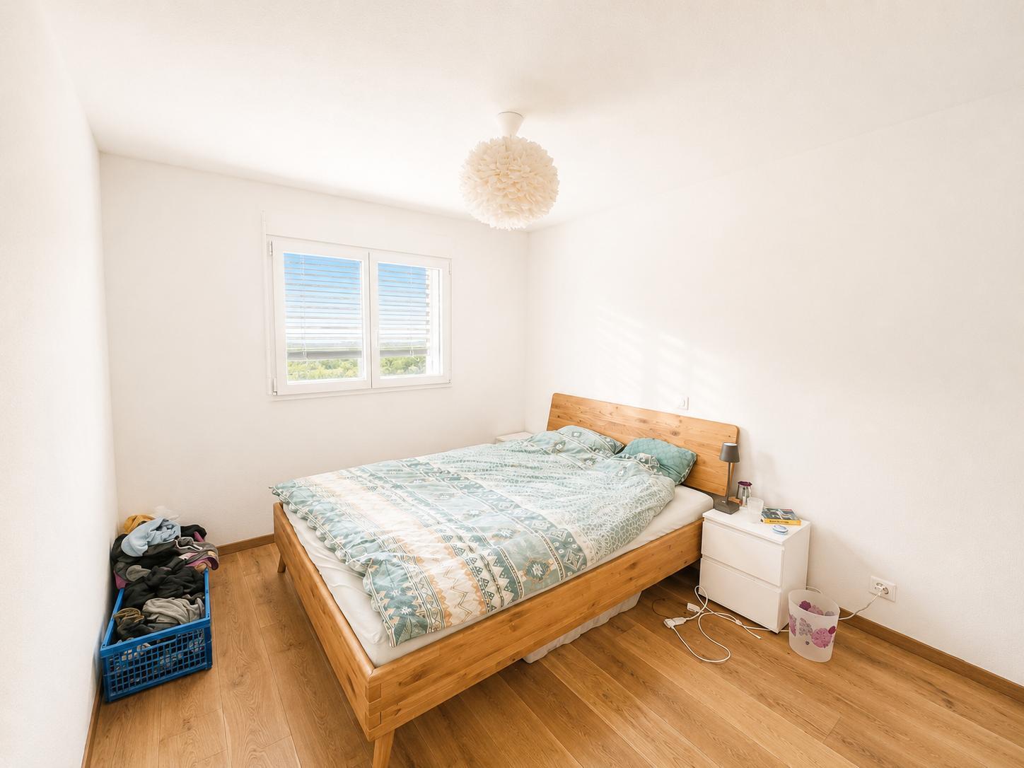 Helles Schlafzimmer mit Holzbett