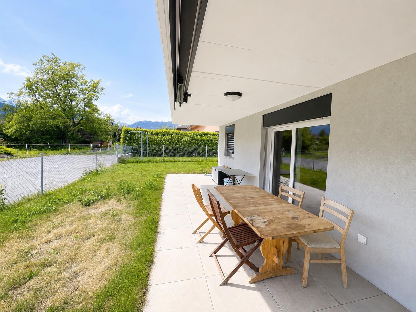 Terrasse mit Garten und Essplatz