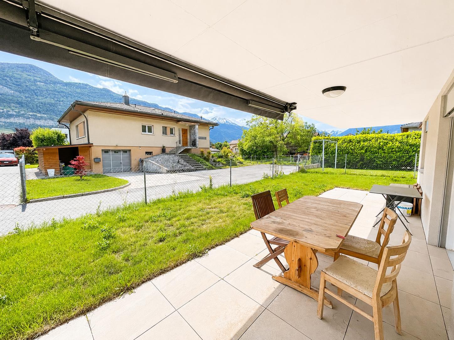 Überdachte Terrasse mit Bergblick