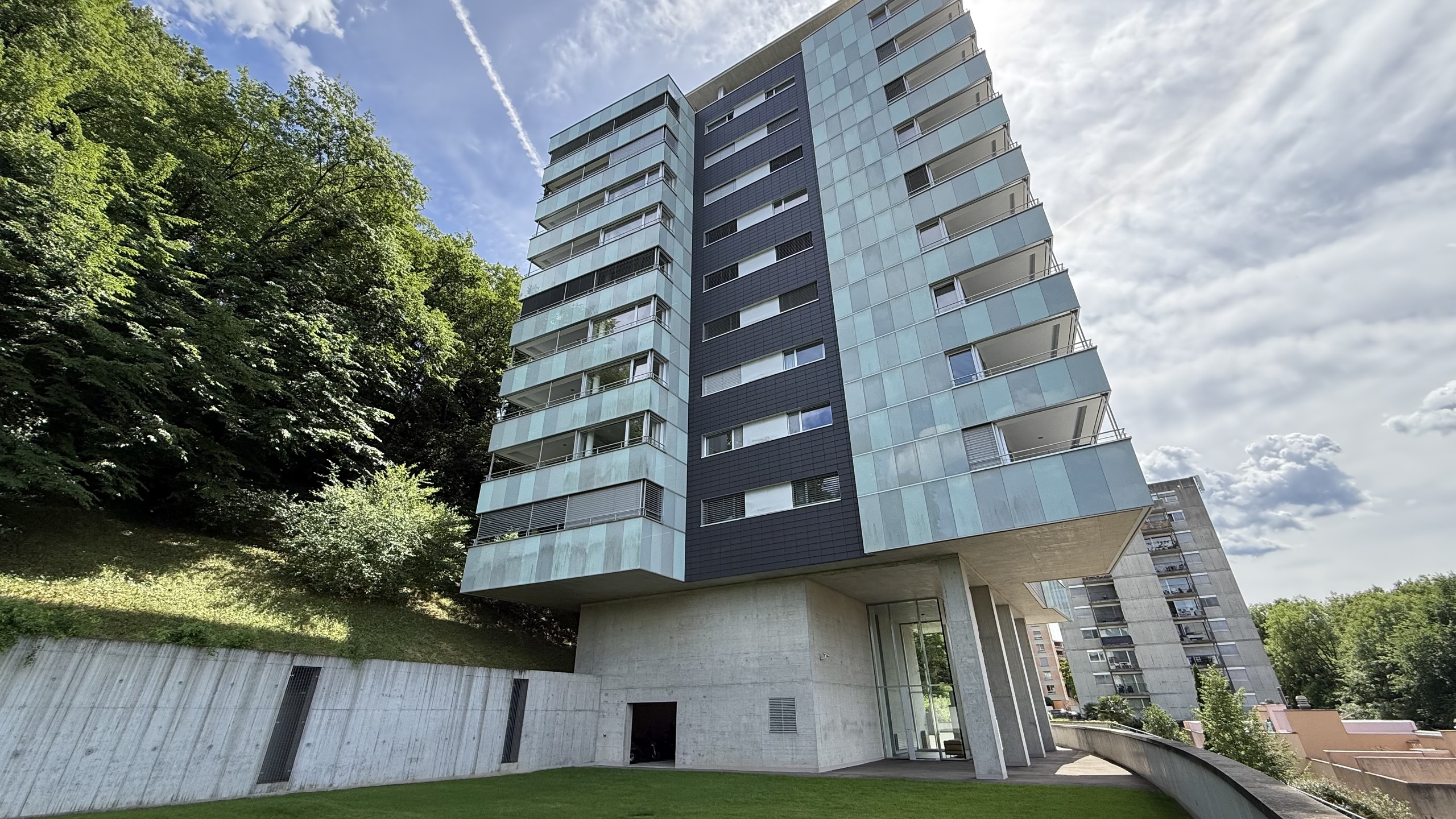 Modernes Mehrfamilienhaus mit begrüntem Umfeld