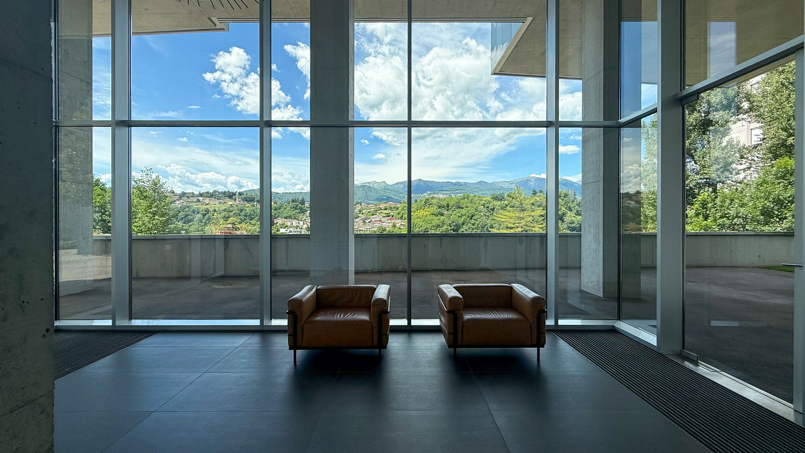 Moderne Panorama-Lounge mit großflächiger Verglasung