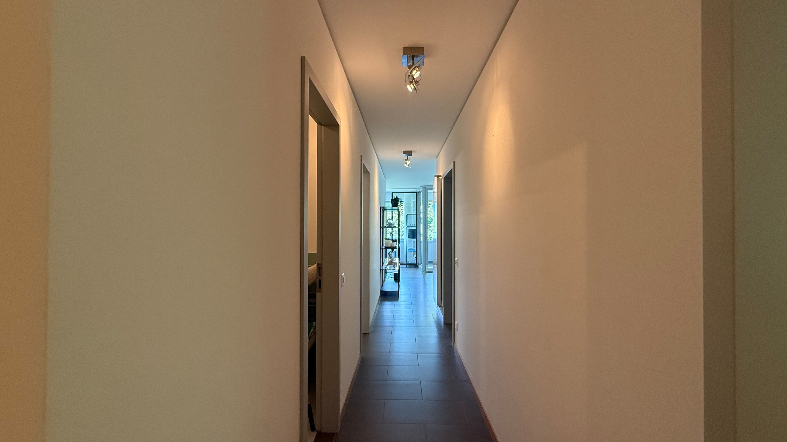 Langer, schmaler Flur mit Blick ins Tageslicht