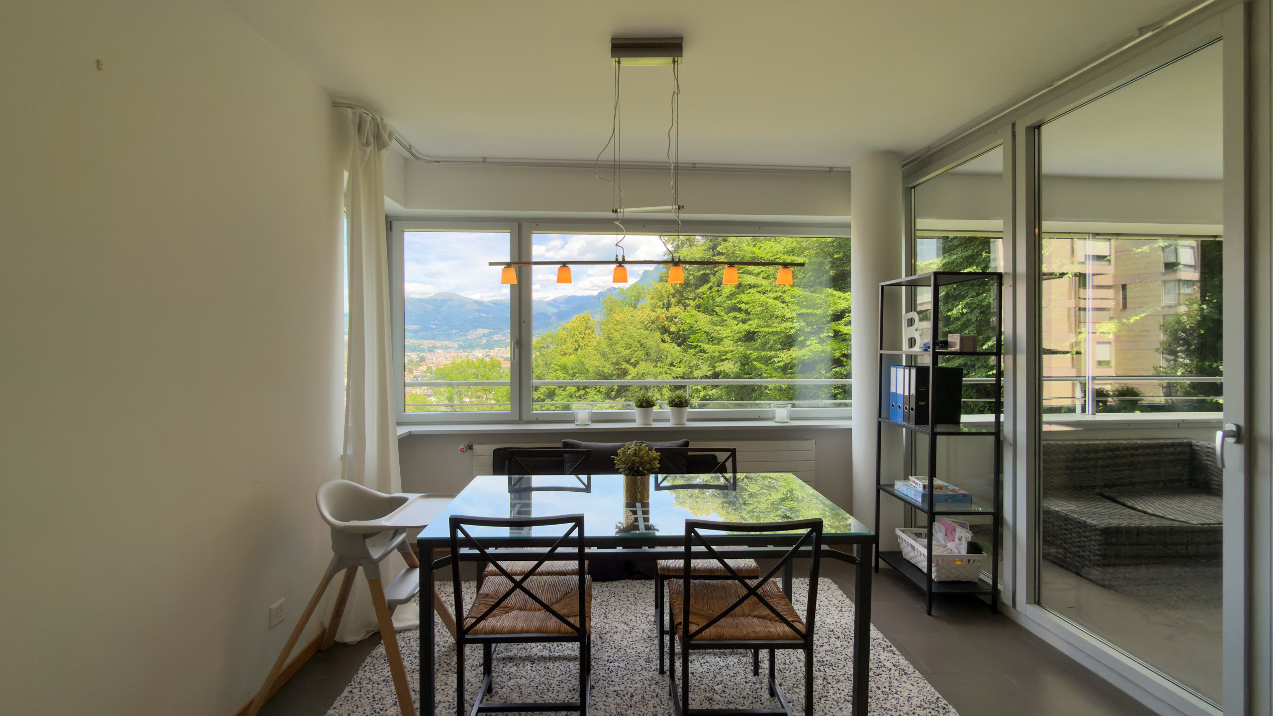 Heller Essbereich mit Panoramafenster