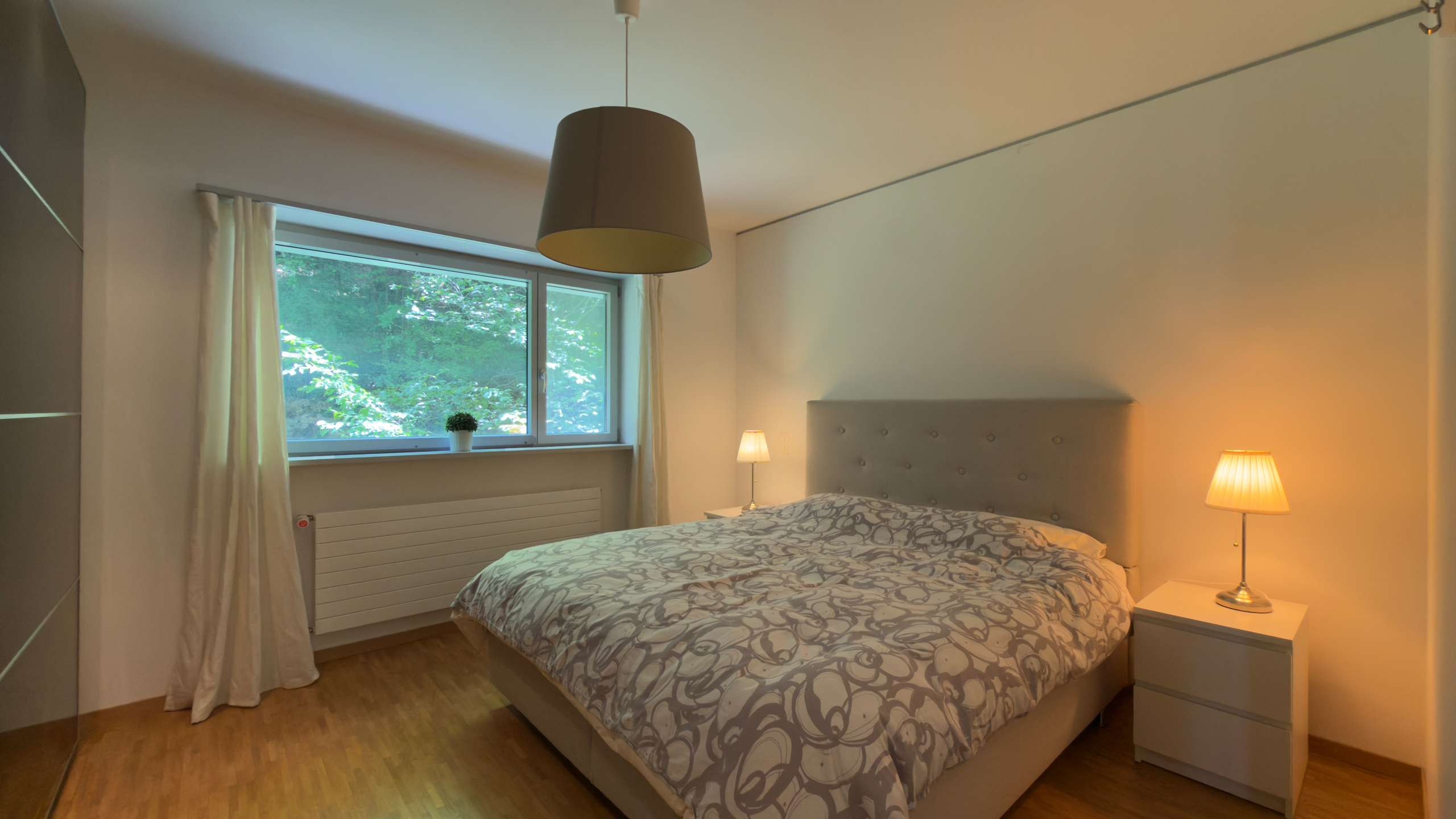 Helles Schlafzimmer mit Doppelbett