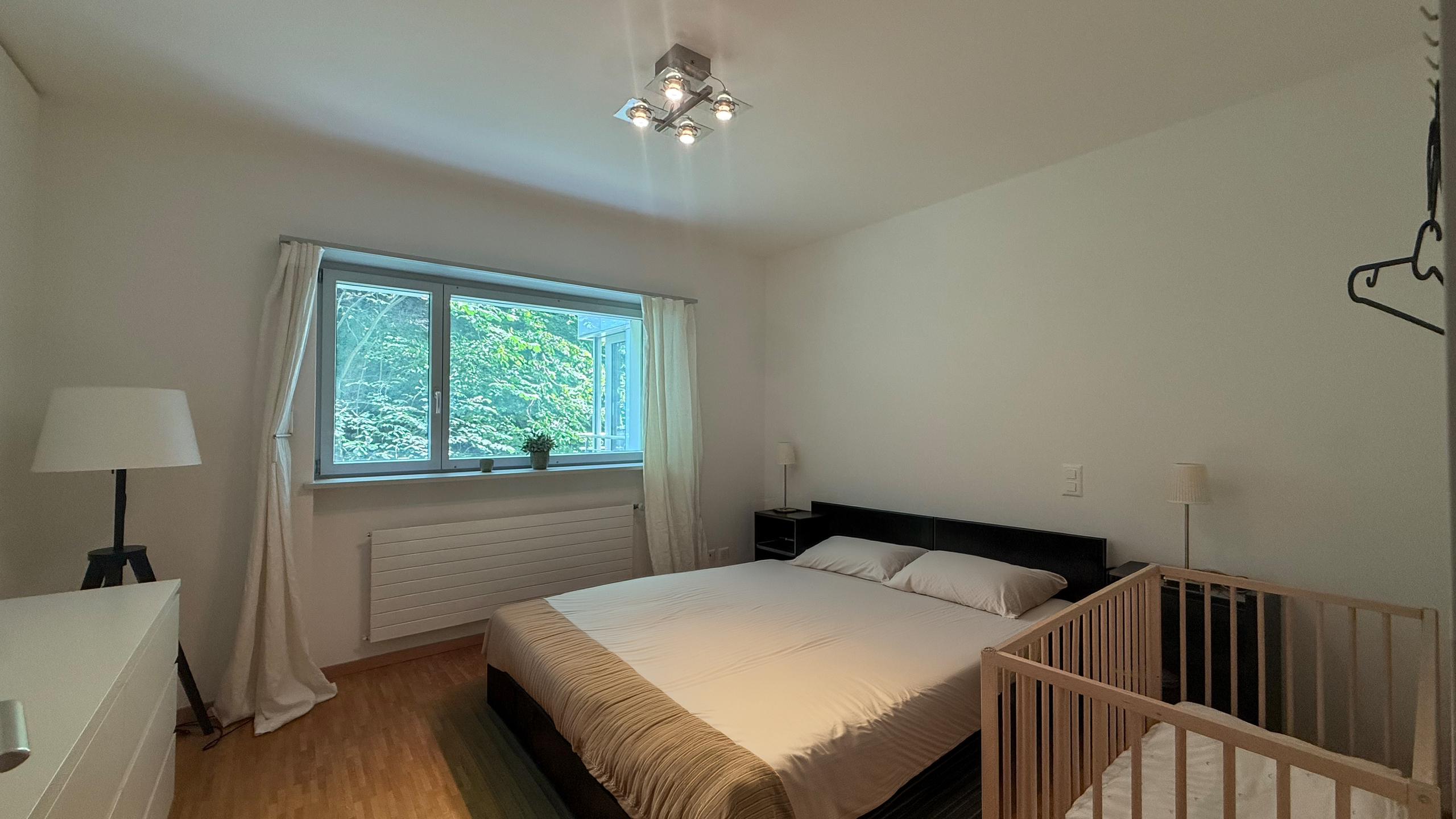 Helles Schlafzimmer mit Blick ins Grüne