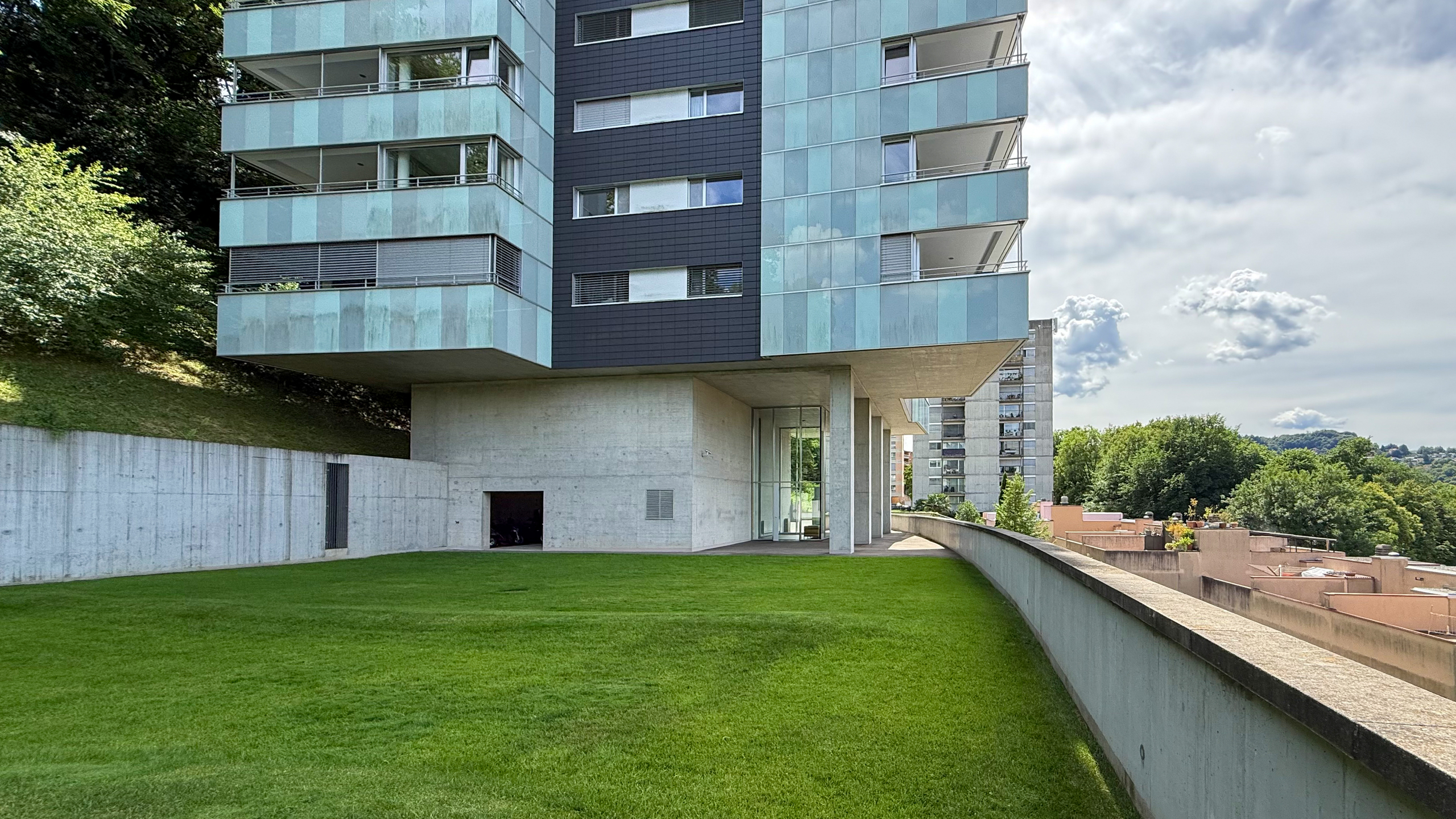 Moderner Wohnkomplex mit begrüntem Innenhof