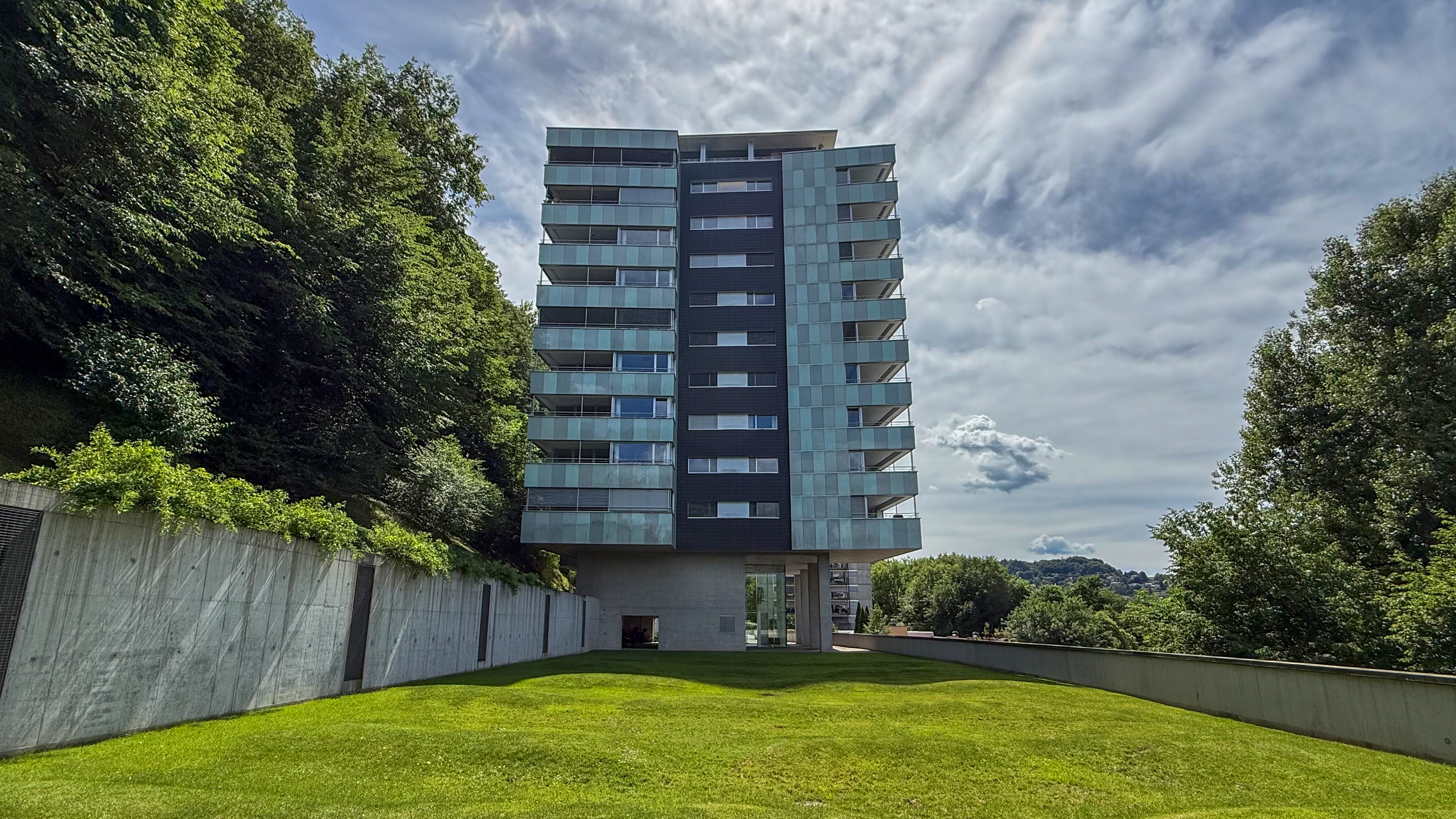 Modernes Mehrfamilienhaus mit begrüntem Außenbereich