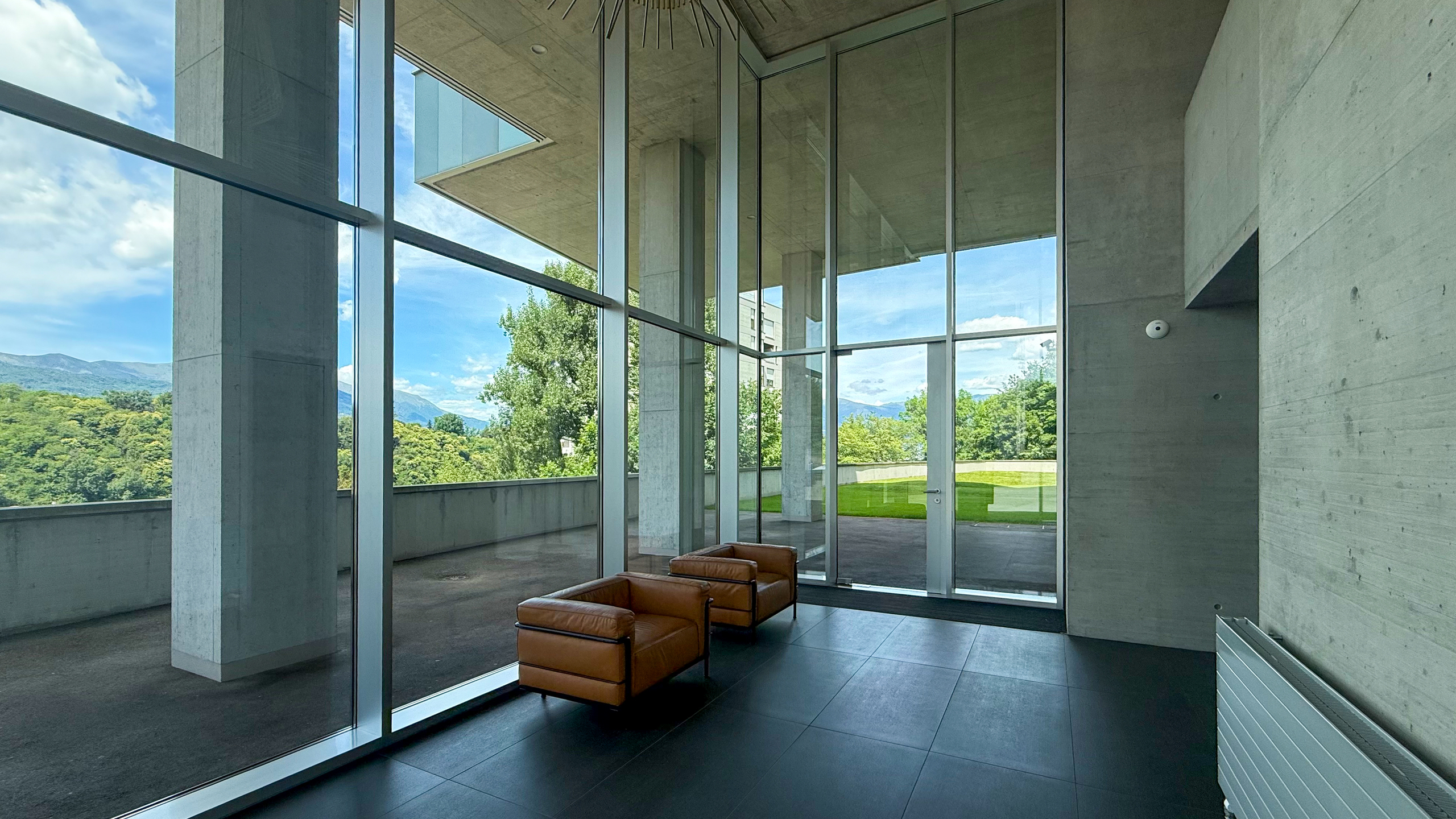 Moderne Terrassenlounge mit Panoramaverglasung