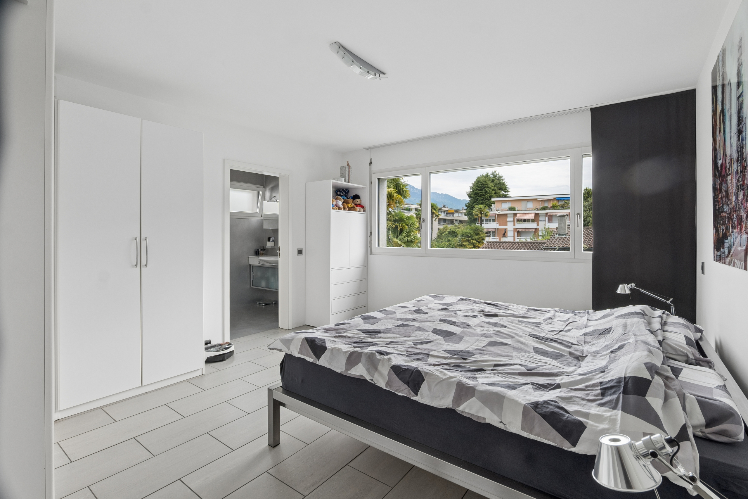 Modernes Schlafzimmer mit großem Fenster