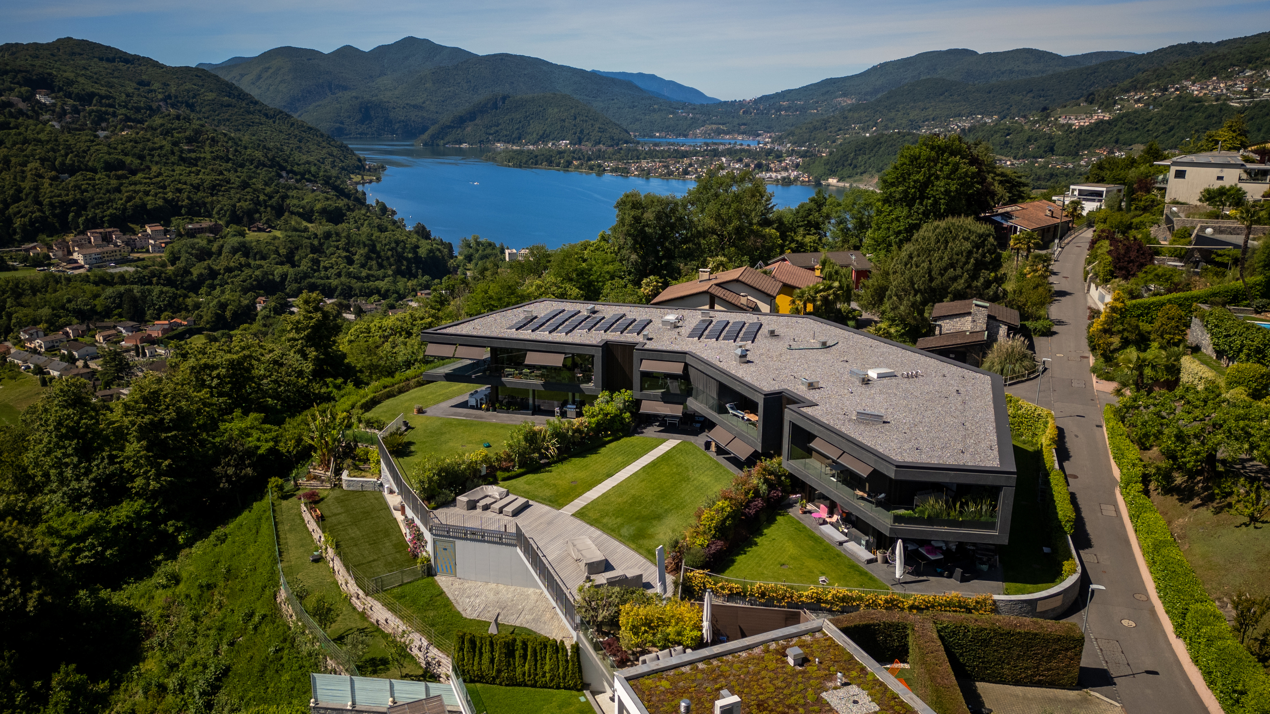 Luftaufnahme einer modernen Villa mit Seeblick