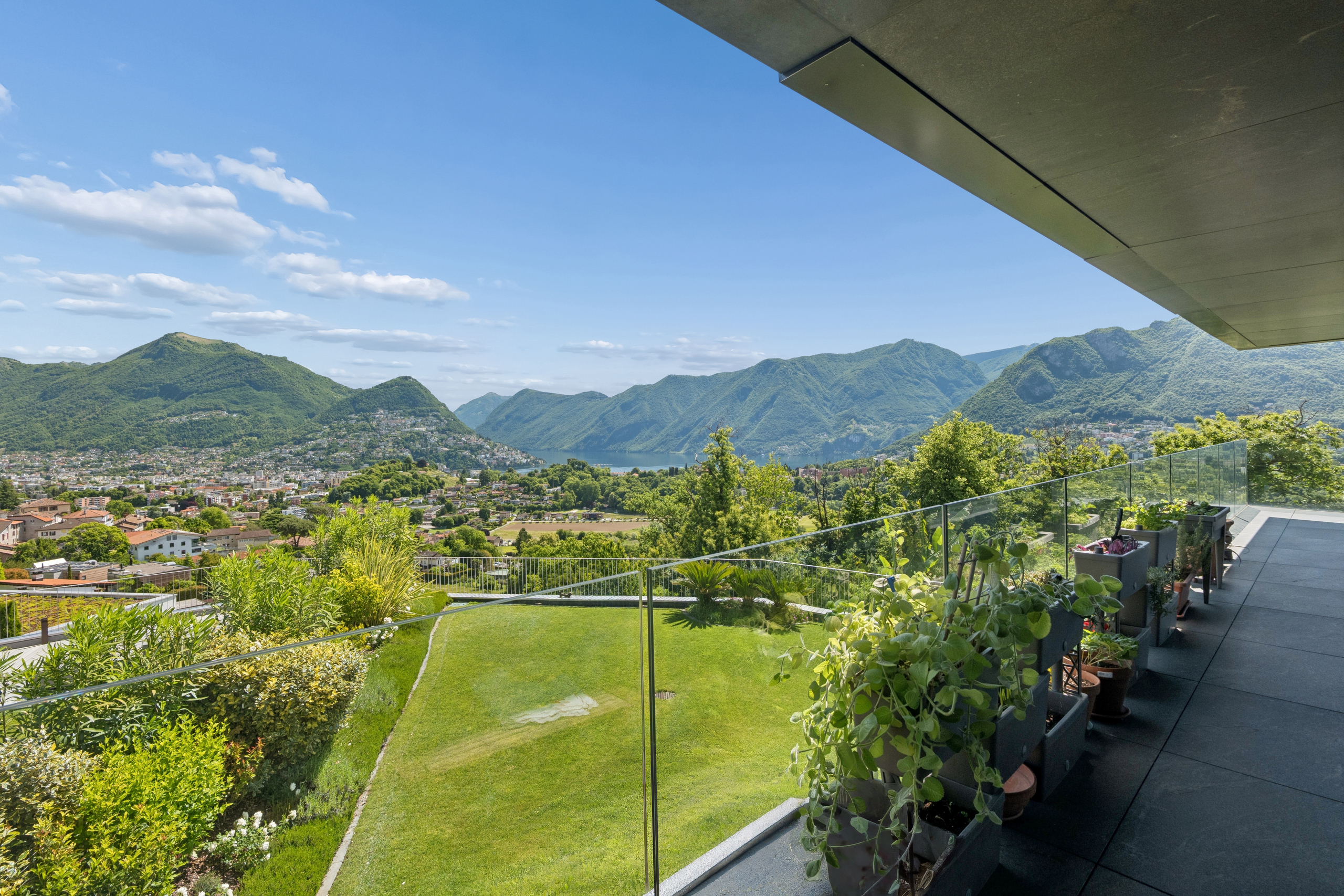 Terrasse mit Panoramablick auf Berge und See