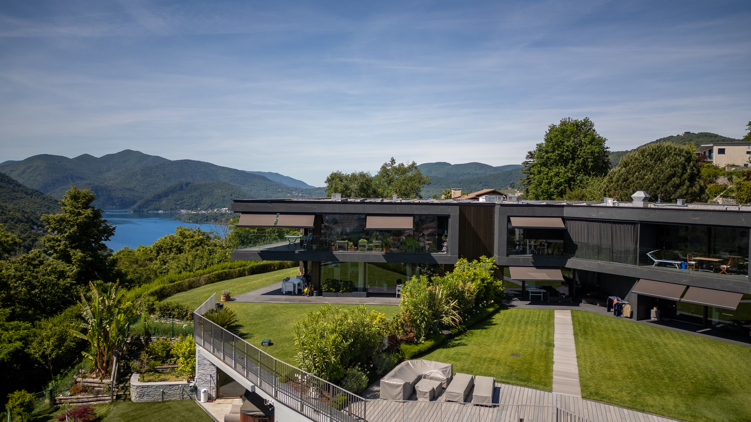 Luxuriöse moderne Villa mit Seeblick und Bergpanorama