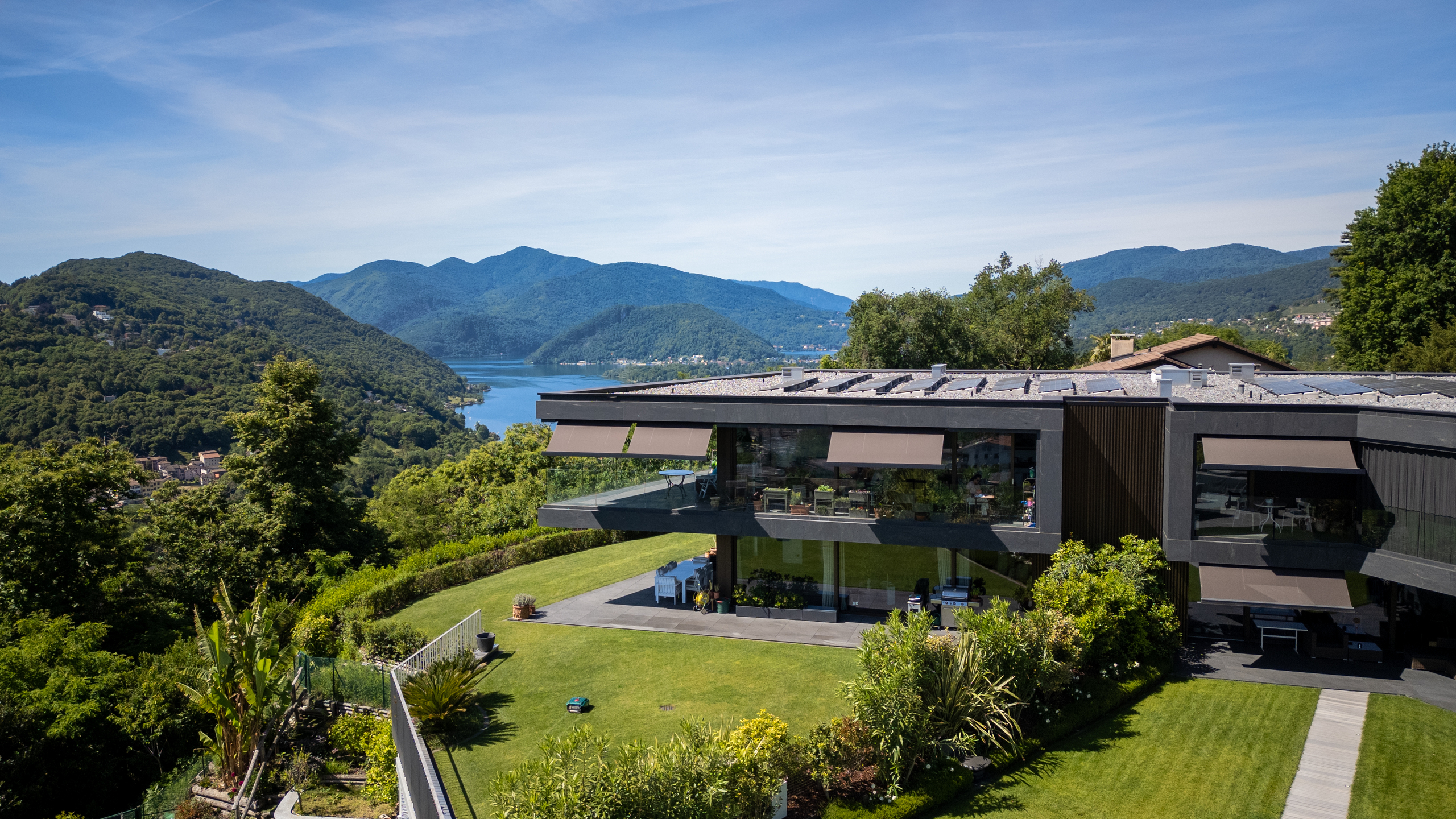 Luxuriöses modernes Haus mit Seeblick