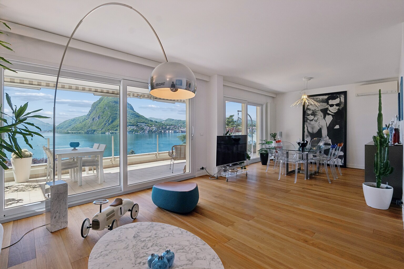Helles Wohn-Esszimmer mit Seeblick