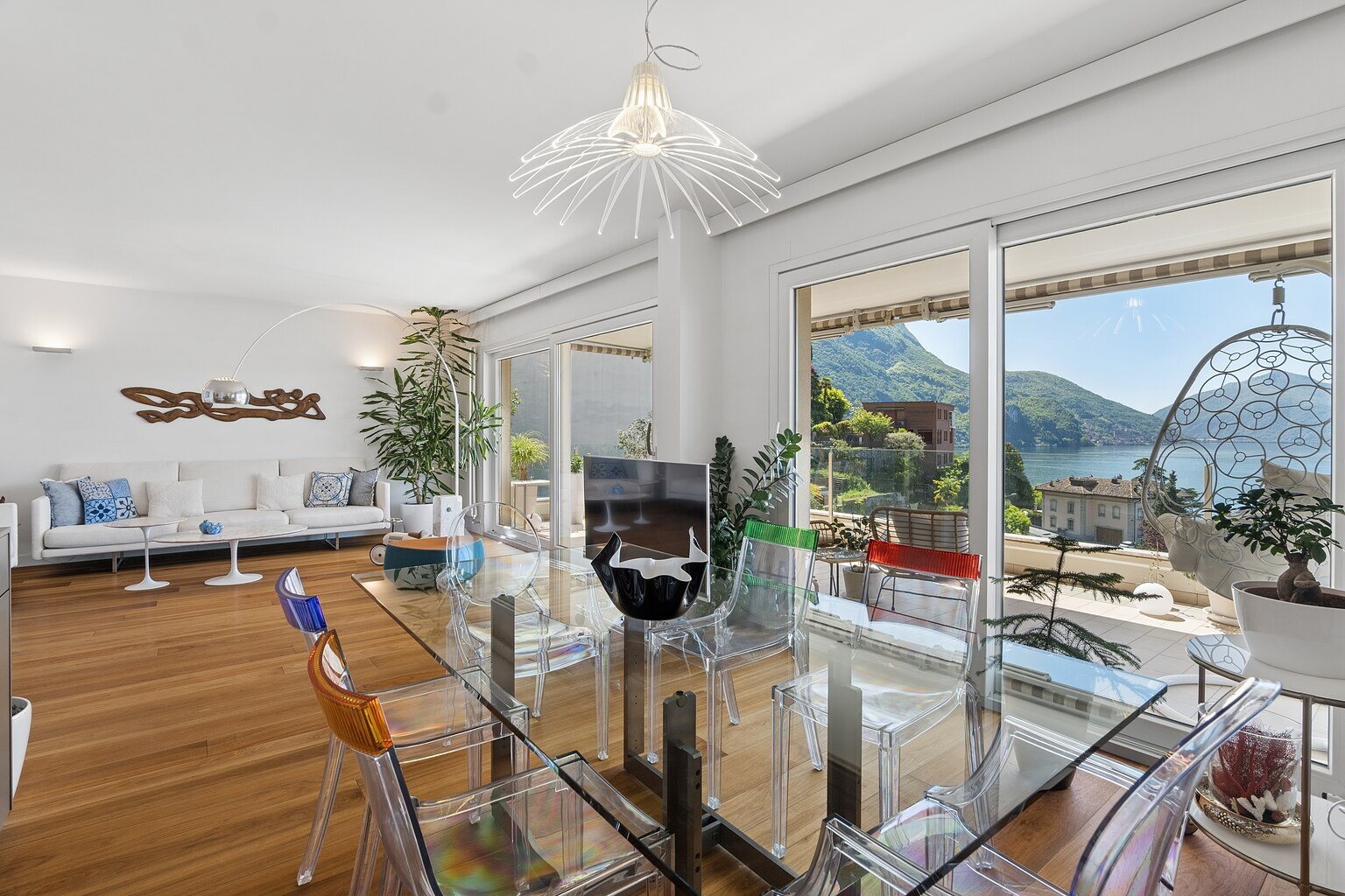 Offener Wohn- und Essbereich mit Seeblick